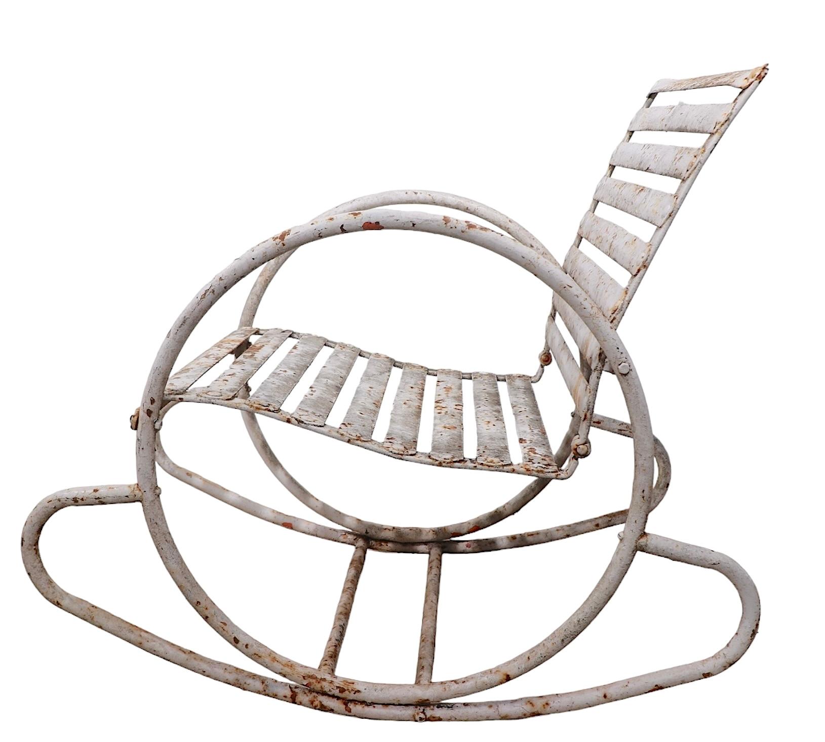 Metal Art Decó Silla mecedora con brazos en forma de aro para jardín y piscina c. 1930 en venta 5
