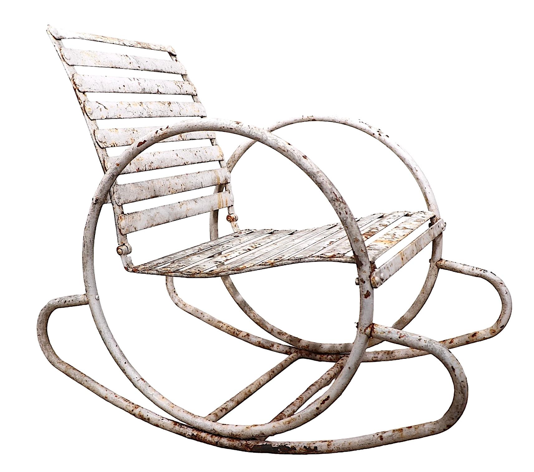 Metal Art Decó Silla mecedora con brazos en forma de aro para jardín y piscina c. 1930 Estadounidense en venta