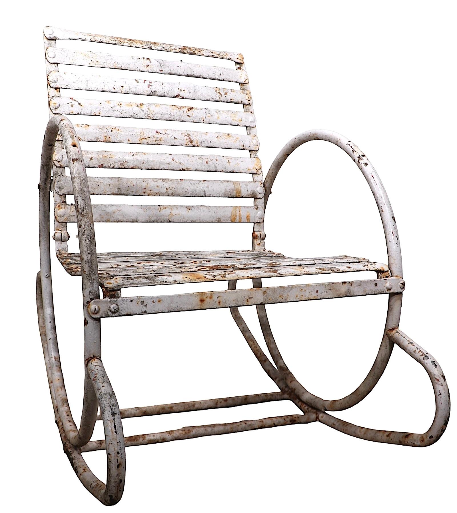 Metal Art Decó Silla mecedora con brazos en forma de aro para jardín y piscina c. 1930 en venta 1