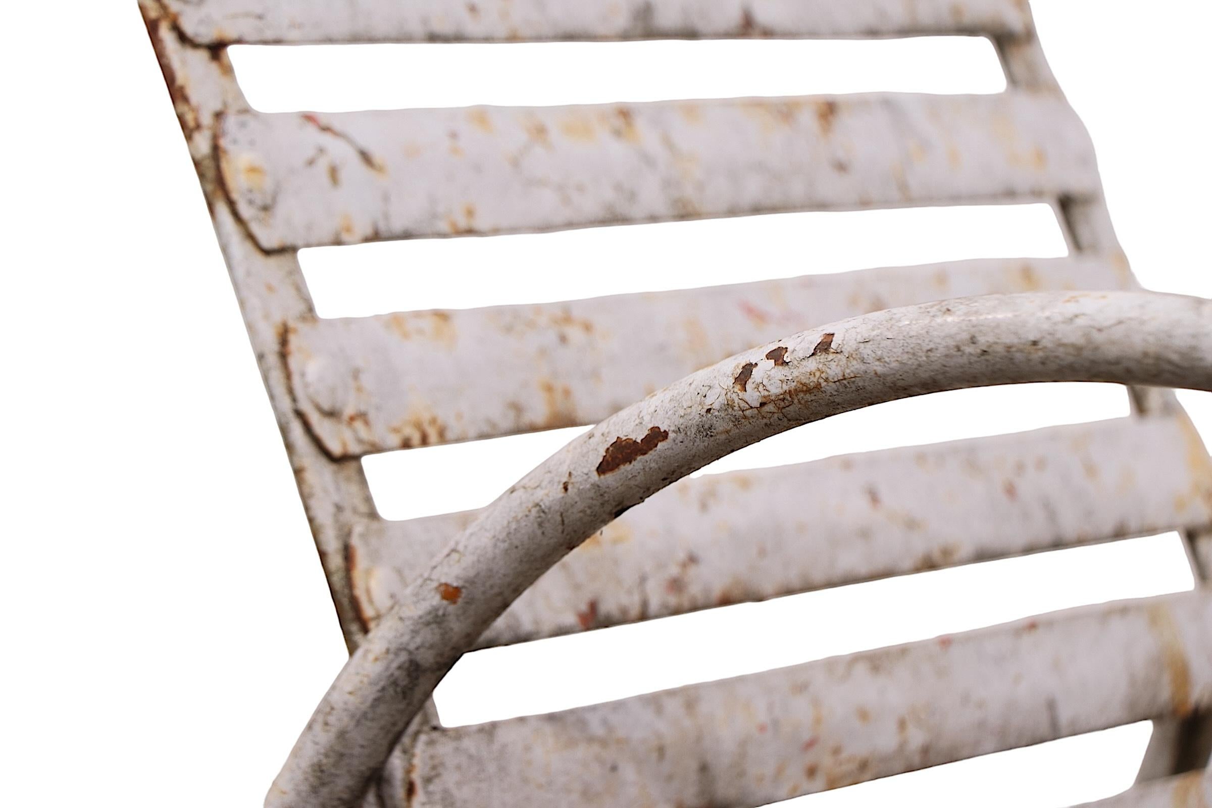 Metal Art Decó Silla mecedora con brazos en forma de aro para jardín y piscina c. 1930 en venta 2