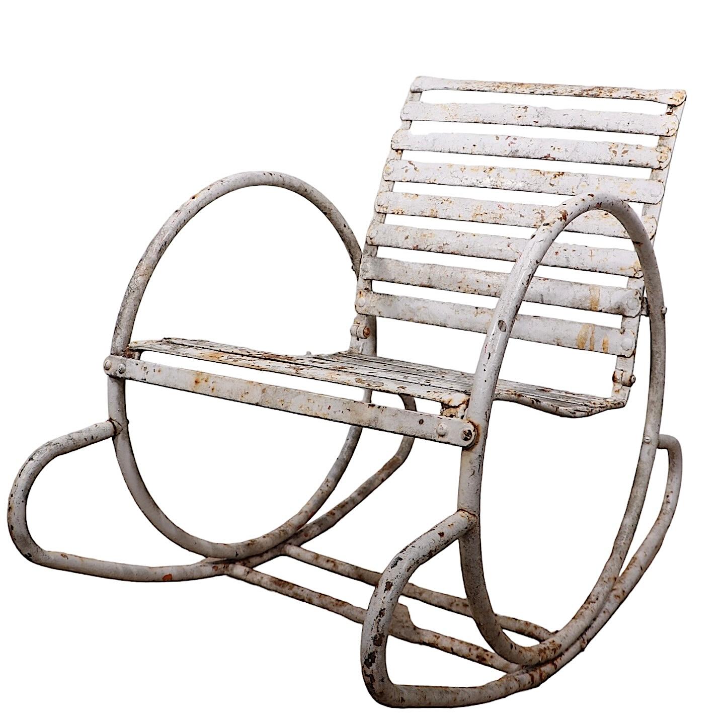 Metal Art Decó Silla mecedora con brazos en forma de aro para jardín y piscina c. 1930 en venta 3