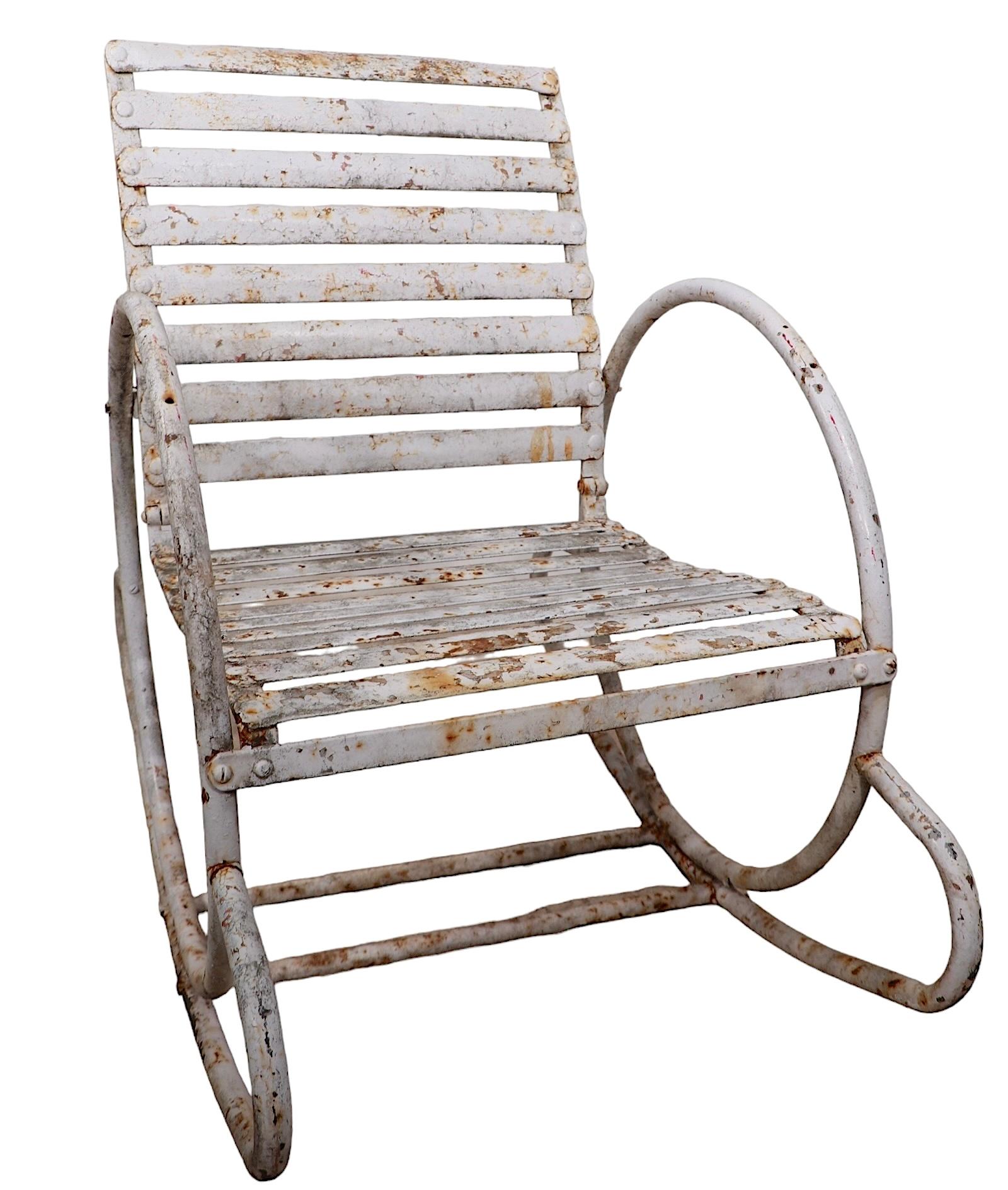 Metal Art Decó Silla mecedora con brazos en forma de aro para jardín y piscina c. 1930 en venta 4