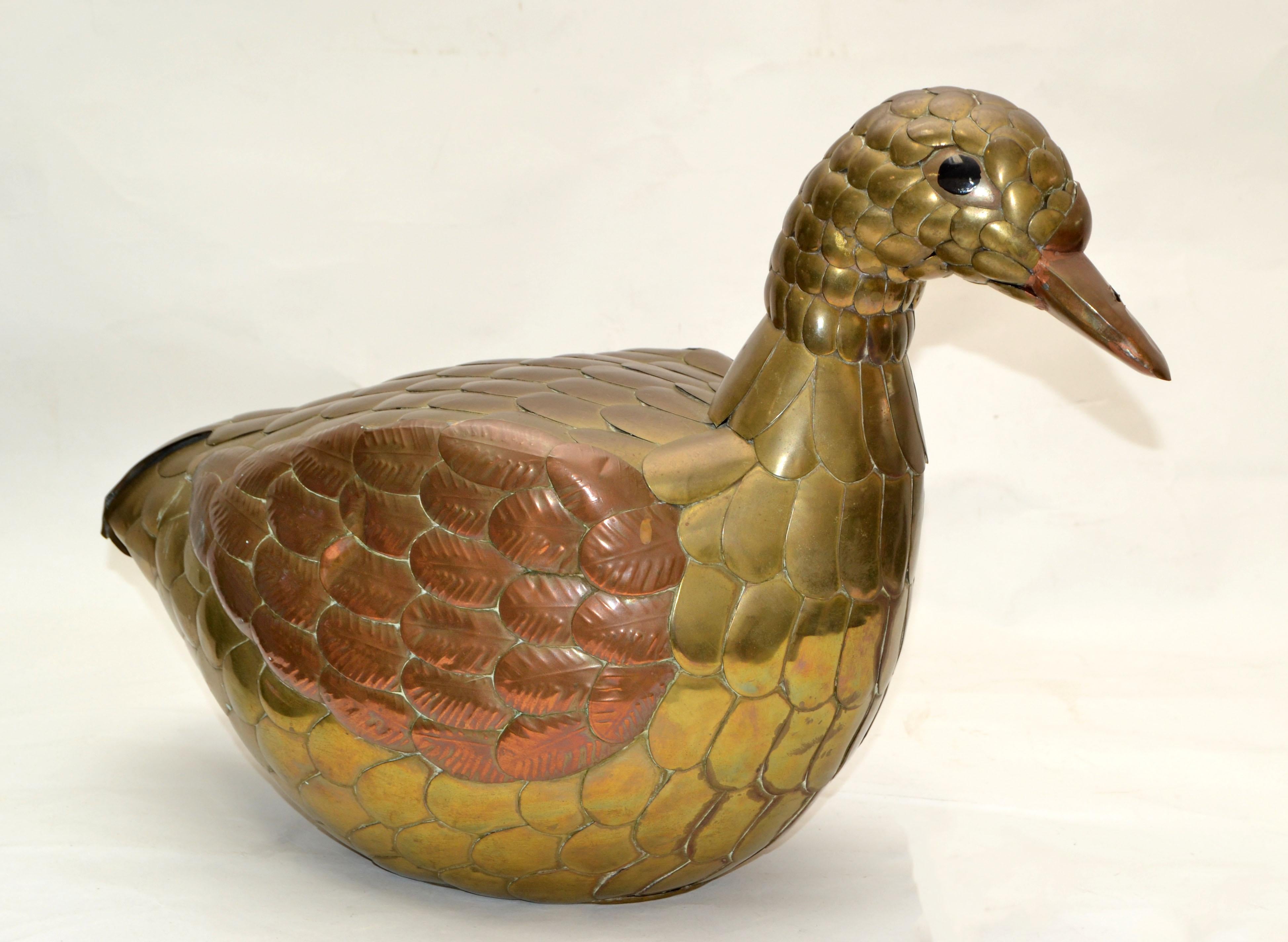 Metal Art Brutalist style duck, animal sculpture in brass and tin by Sergio Bustamante.
Made in Mexico in the Mid-Century Modern Period.
Stunner done and graceful in appearance.