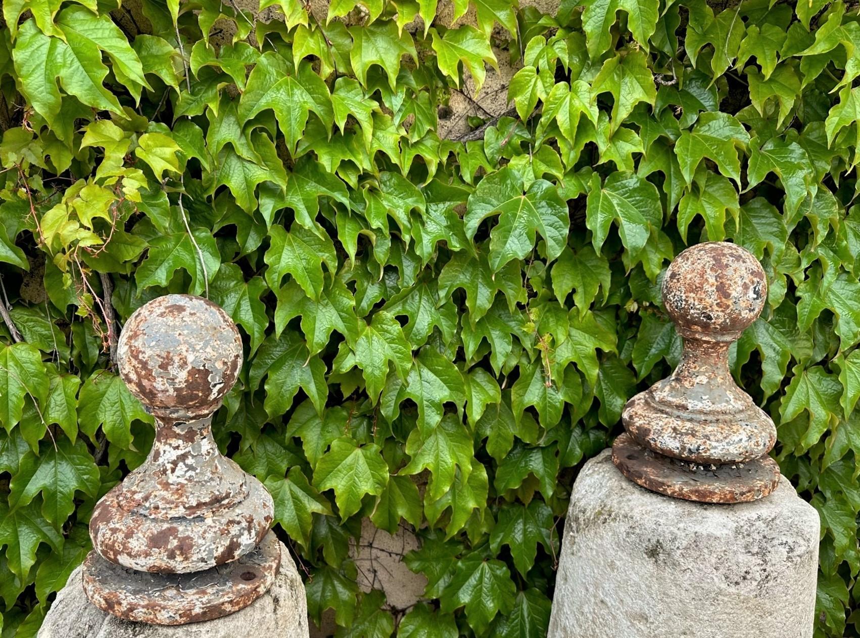 Runder kugelförmiger antiker dekorativer Garten-Eingangsplakat aus Metall mit Kugeln, LA CA im Angebot 5