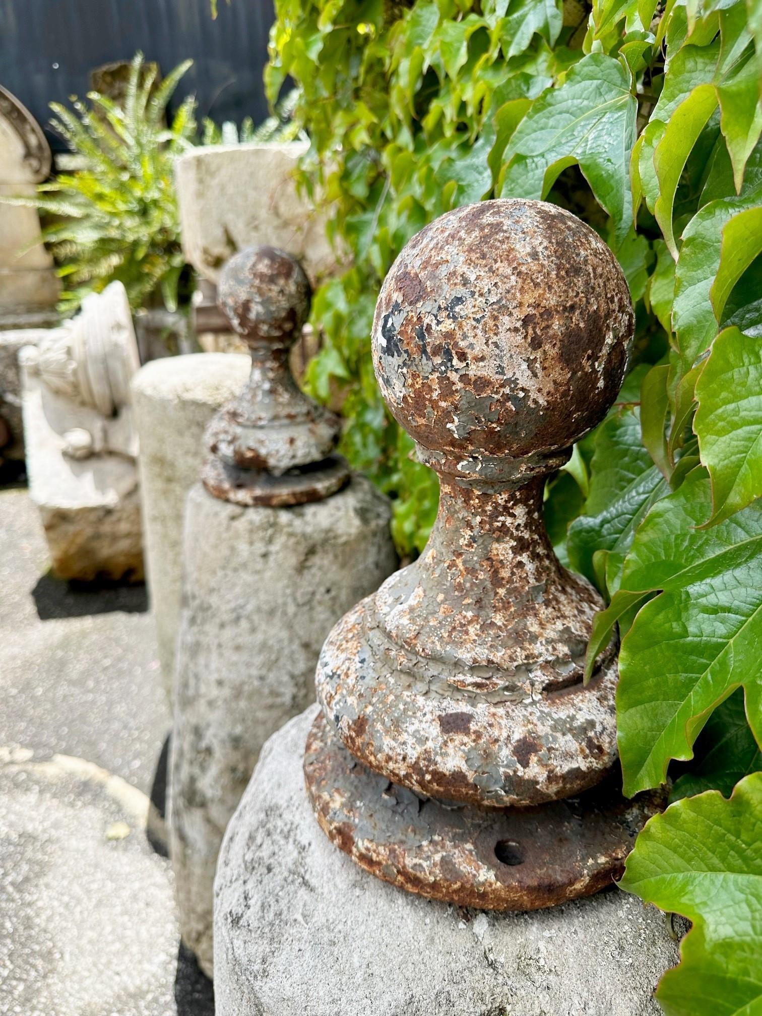 Runder kugelförmiger antiker dekorativer Garten-Eingangsplakat aus Metall mit Kugeln, LA CA im Angebot 8