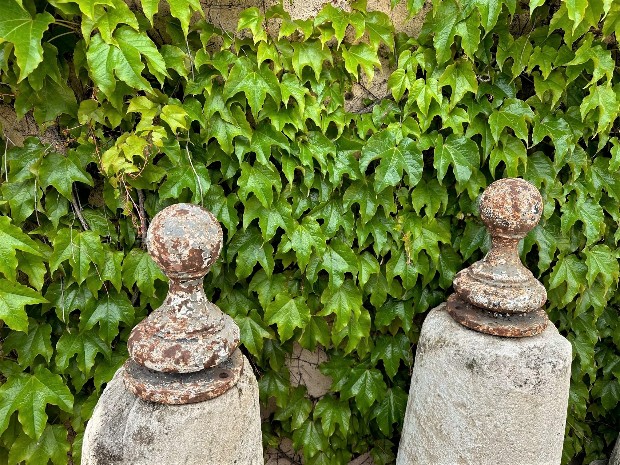 Runder kugelförmiger antiker dekorativer Garten-Eingangsplakat aus Metall mit Kugeln, LA CA im Angebot 2