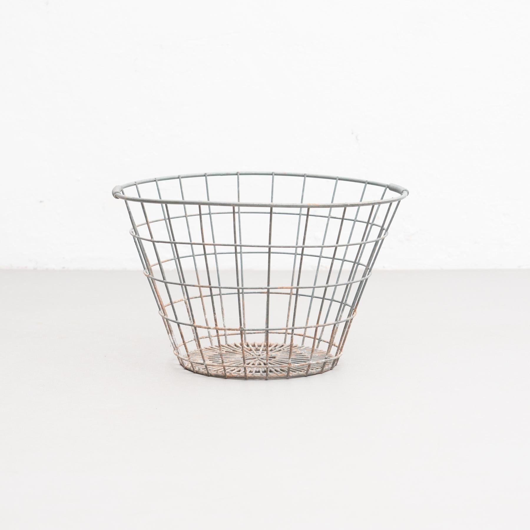 Cesta de metal, hacia 1970 en venta 4