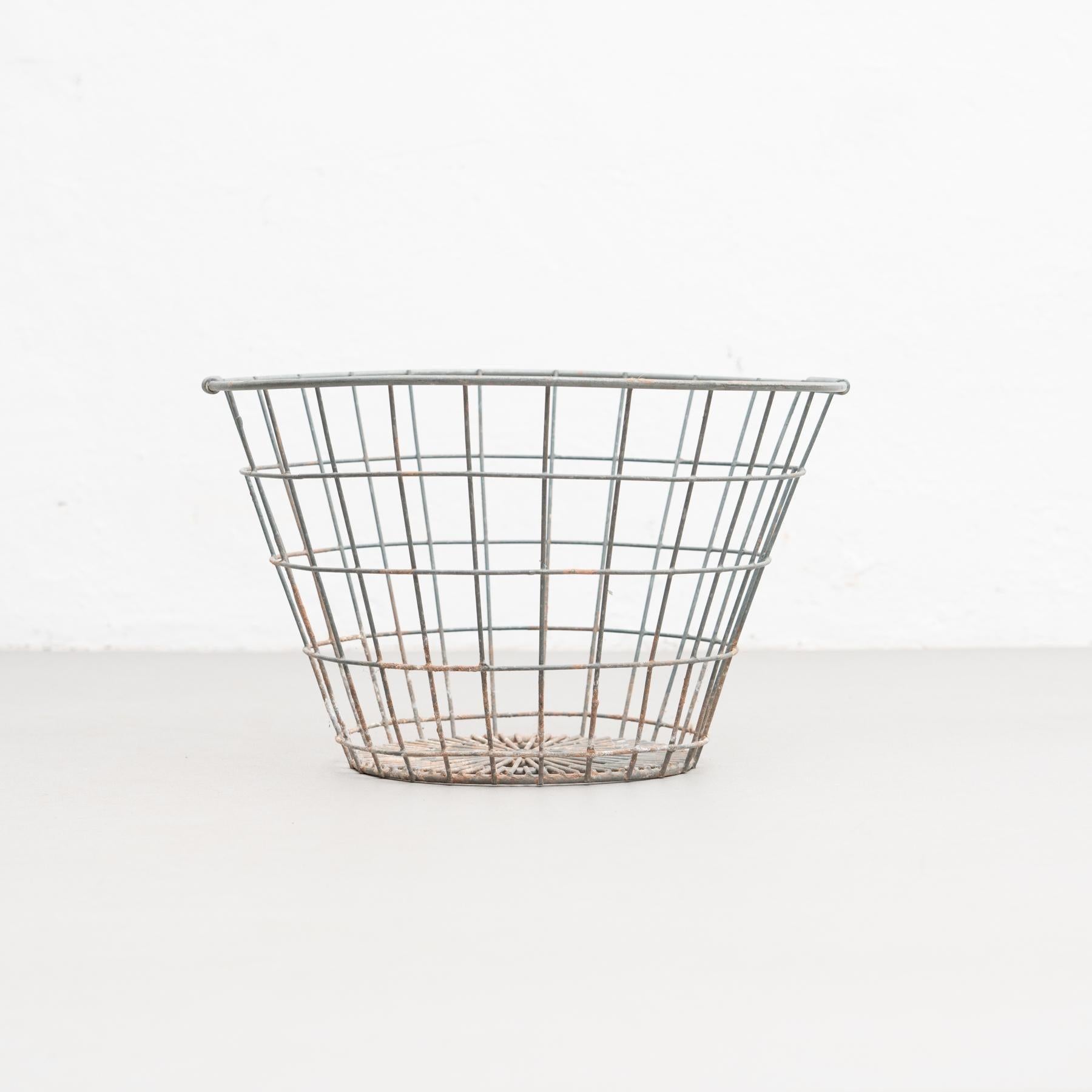 Cesta de metal, hacia 1970 en venta 5
