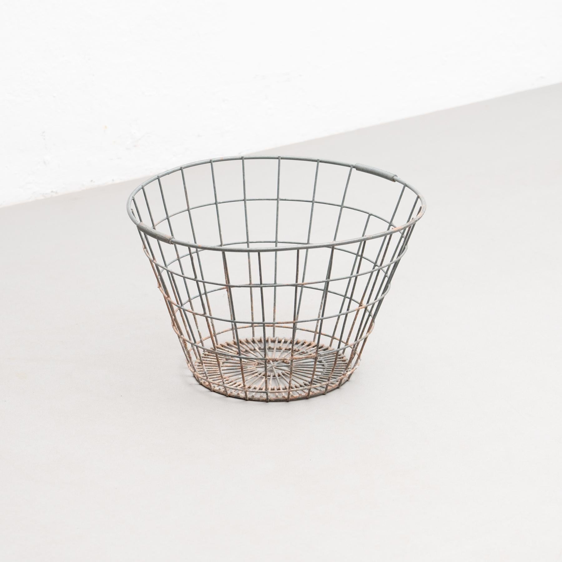 Cesta de metal, hacia 1970 en venta 6