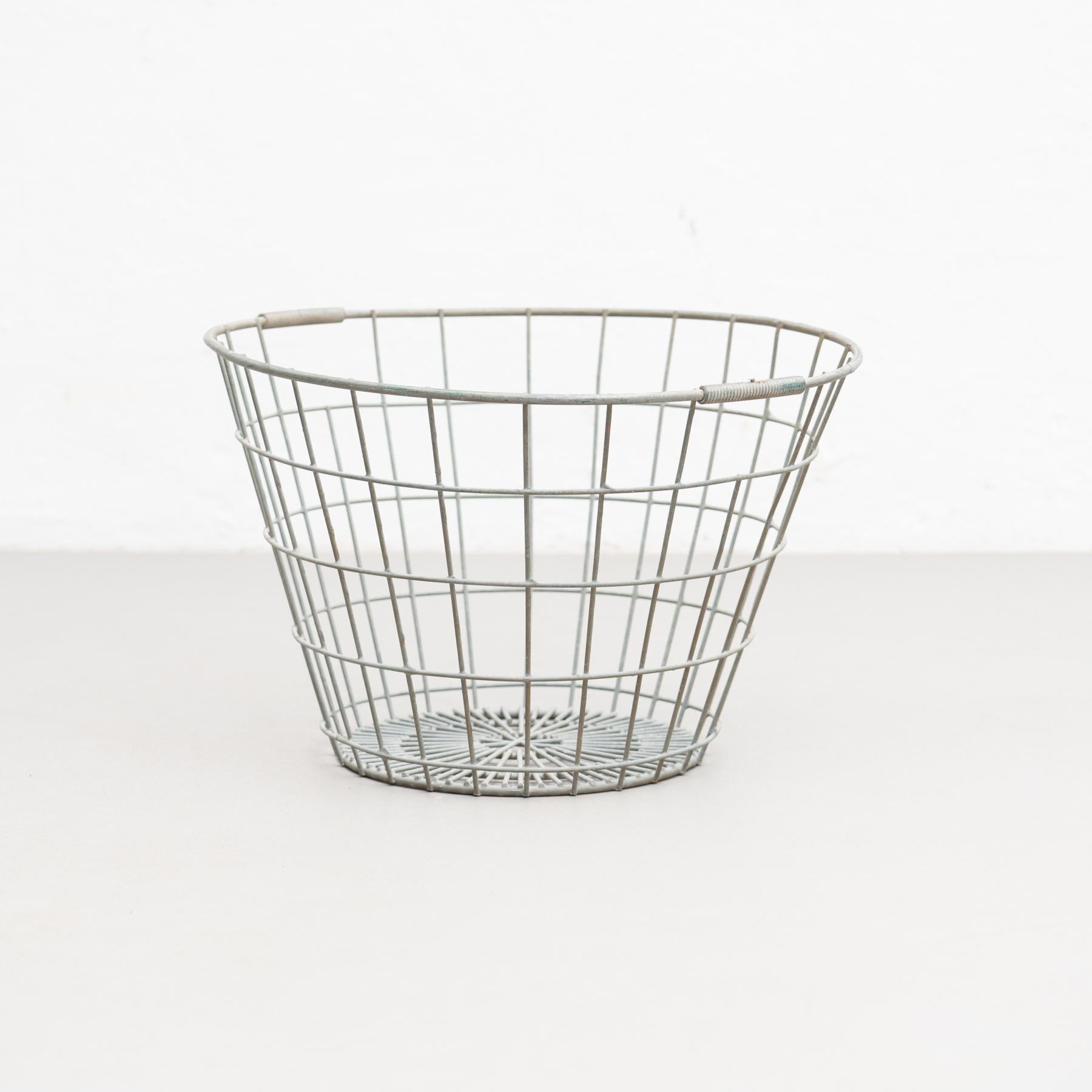Corbeille à papier en métal constituée de fils soudés complétés par un anneau solide.   Fabricant inconnu, France,  vers 1940    Matériaux :  Métal    En état d'origine, avec de légères usures dues à l'âge et à l'utilisation, préservant une belle