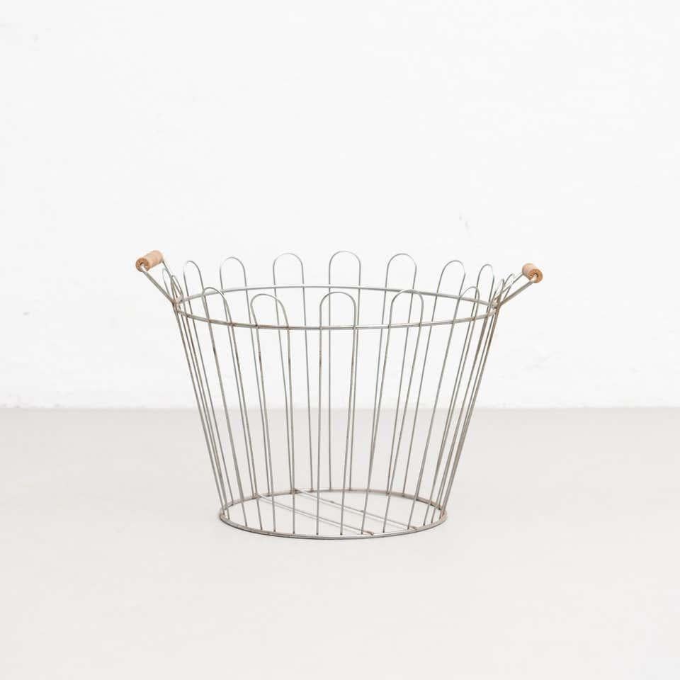 Panier en métal, vers 1970 Bon état - En vente à Barcelona, ES