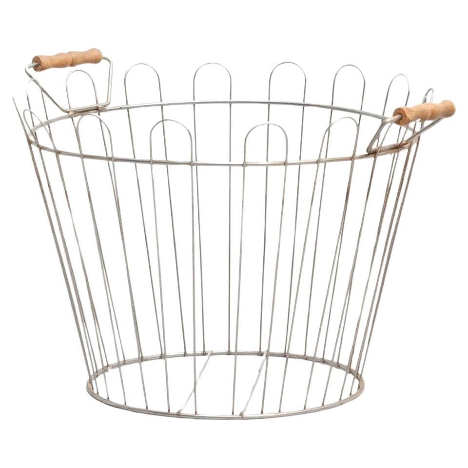 Cesta de metal, hacia 1970
