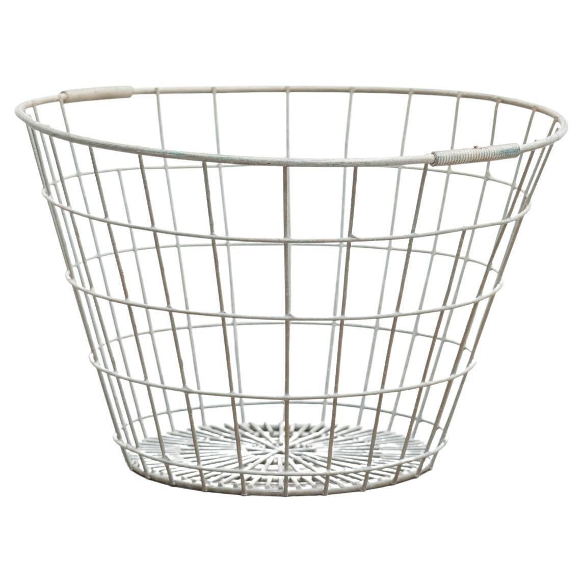Cesta de metal, hacia 1970