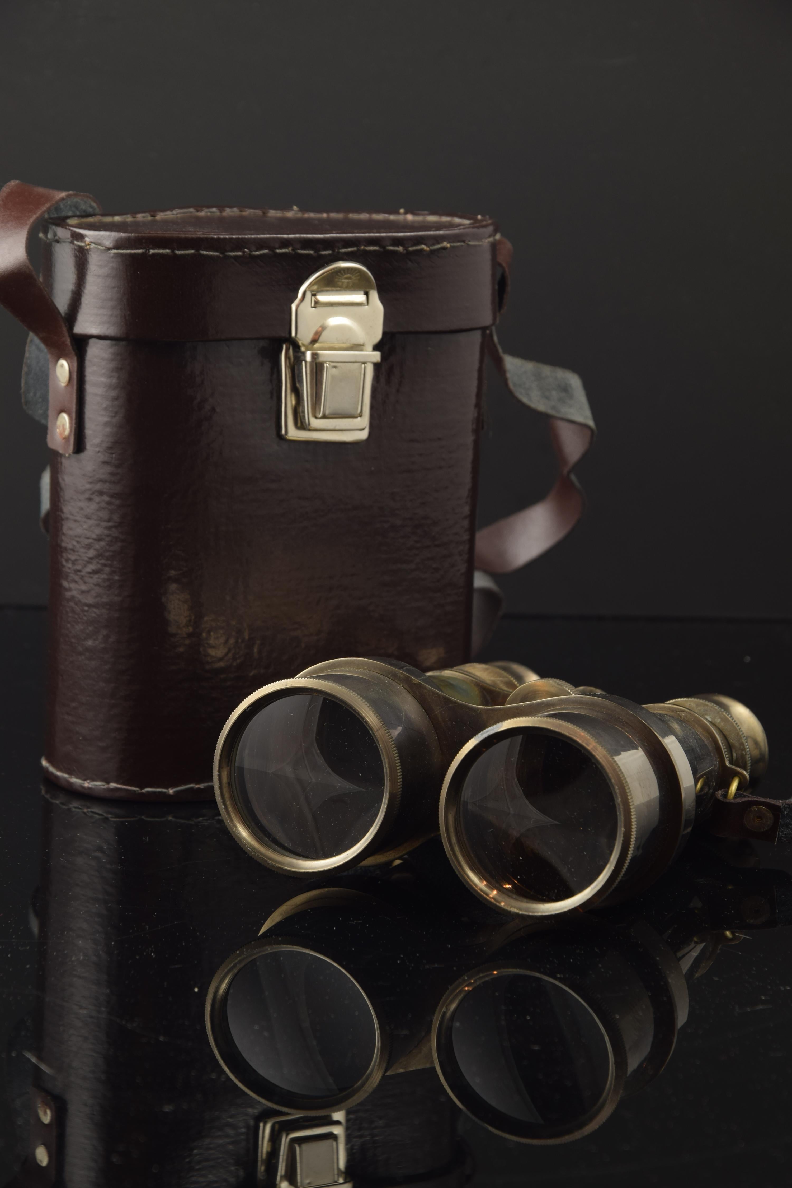 Binoculars with case. 
Decoration complements.
Silver metal binoculars with graducation nuts and clean and elegant lines. Inspired by classic models. Weight: 945 gr.