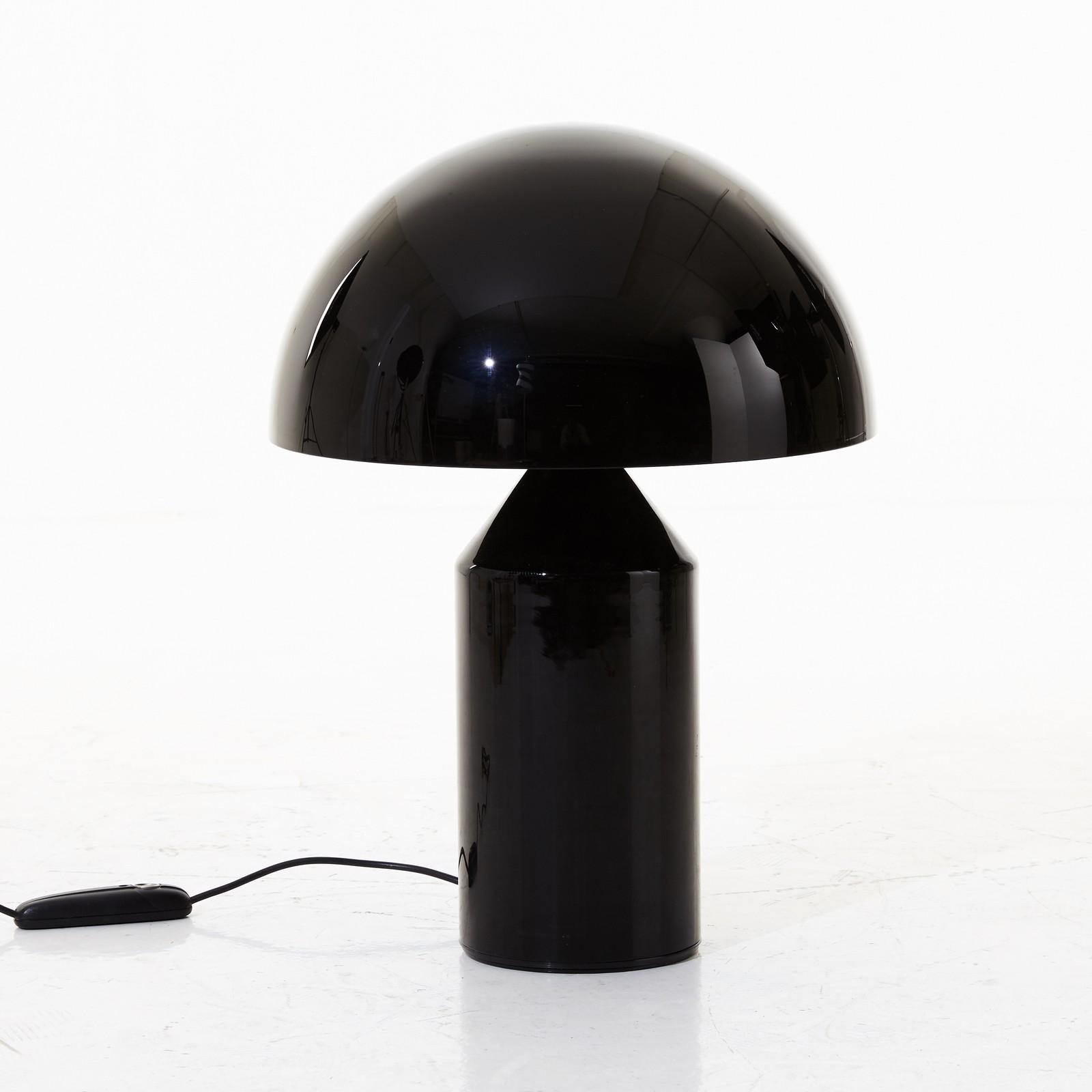 La lampe de table Atollo (1977) se distingue par sa construction géométrique minimale. Cette lampe imitée dans le monde entier et pourtant inimitable a remporté de nombreux prix, et on la trouve également en tant qu'exposition permanente dans de