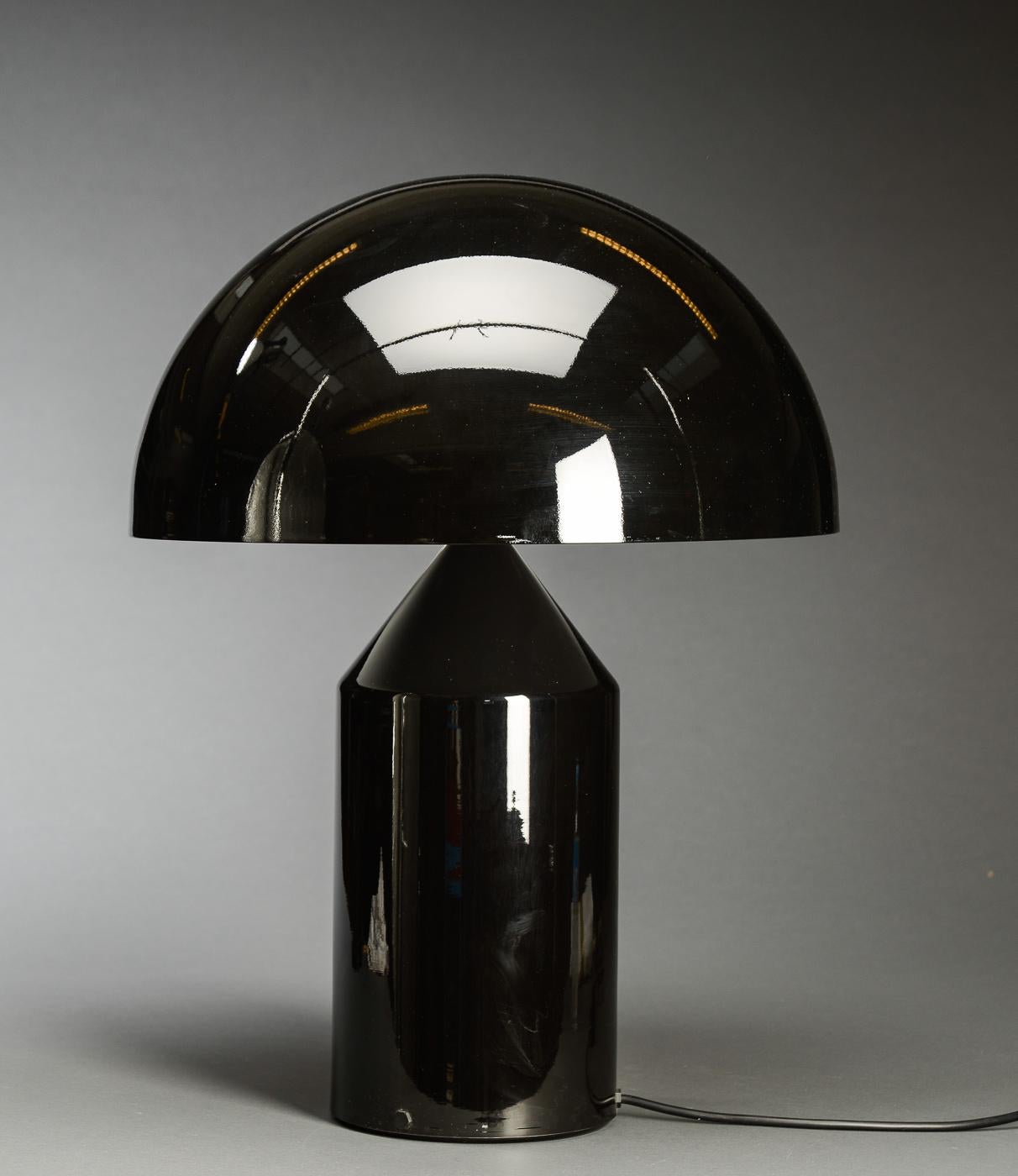 italien Lampe de table en métal noir/blanc Atollo 233 de Vico Magistretti pour Oluce en vente