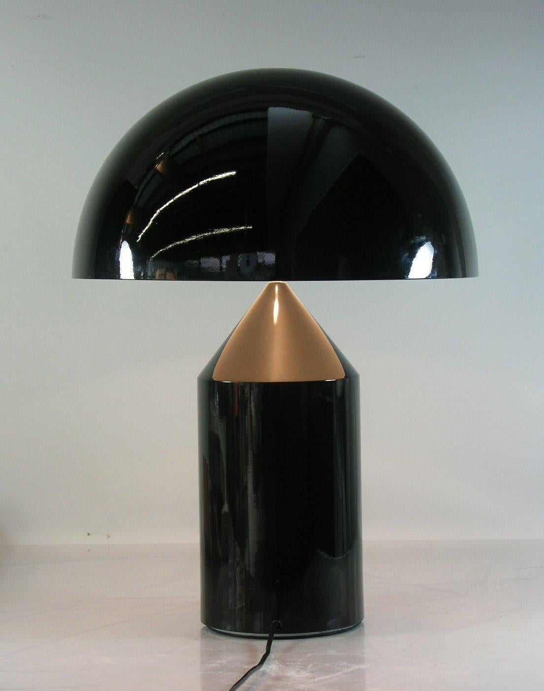 Peint Lampe de table en métal noir/blanc Atollo 233 de Vico Magistretti pour Oluce en vente