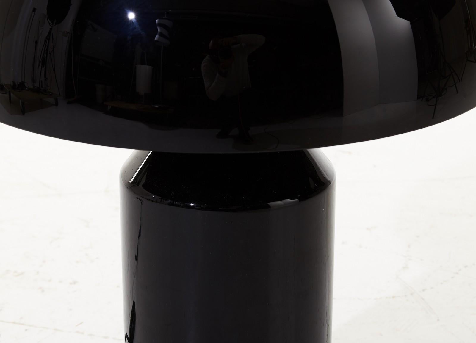 Lampe de table en métal noir/blanc Atollo 233 de Vico Magistretti pour Oluce Neuf - En vente à Vienna, AT