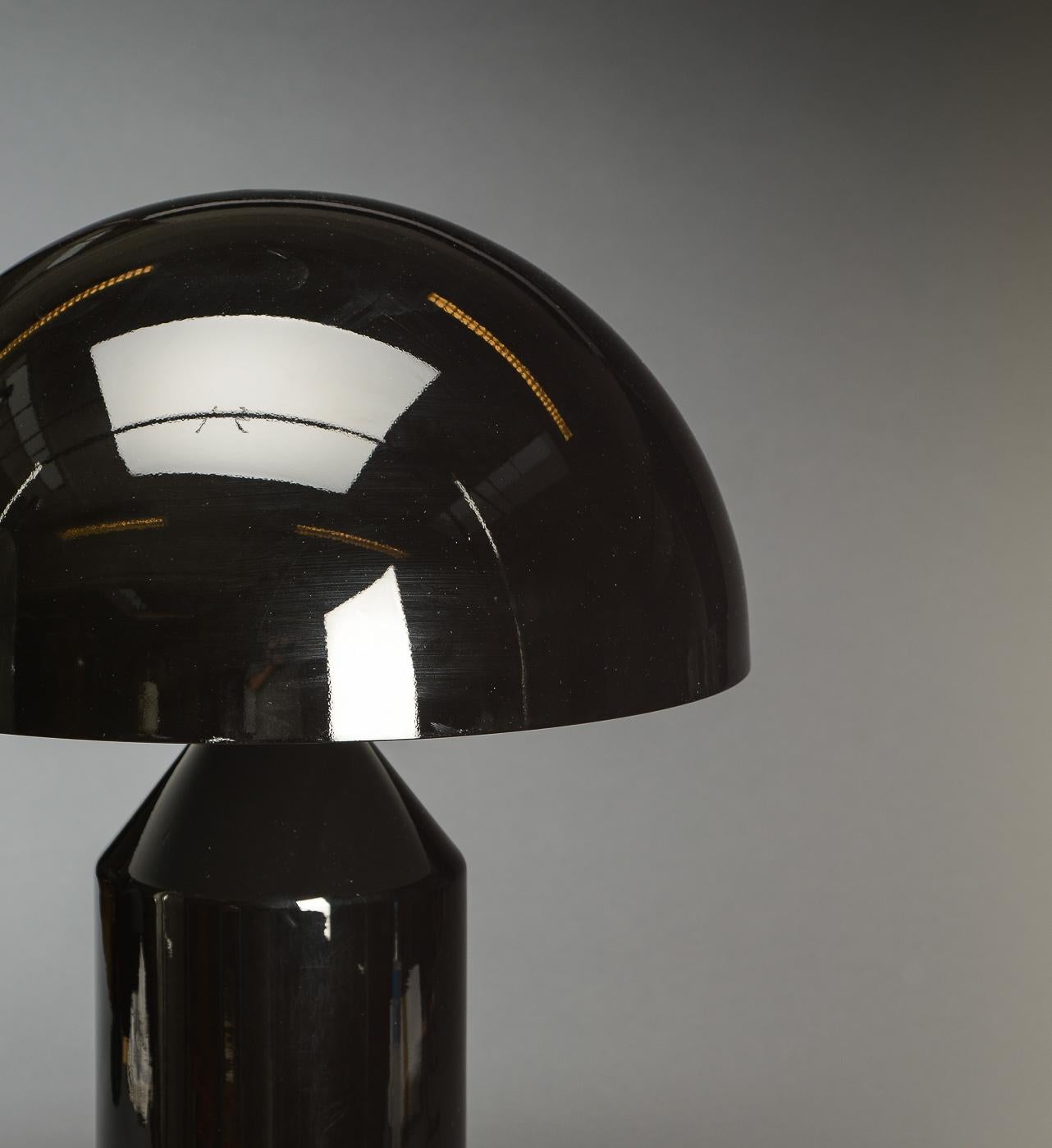 Aluminium Lampe de table en métal noir/blanc Atollo 233 de Vico Magistretti pour Oluce en vente