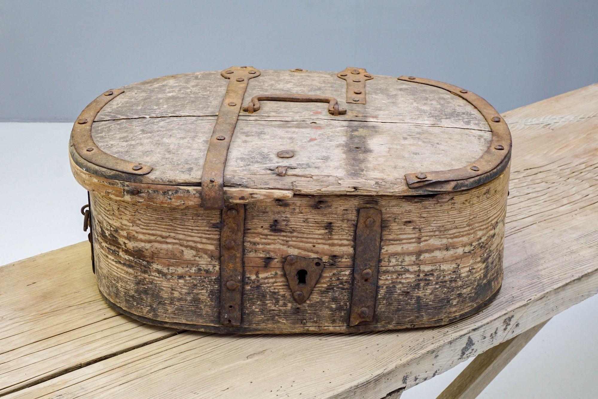 Caja encuadernada de metal en Bueno estado para la venta en London, England