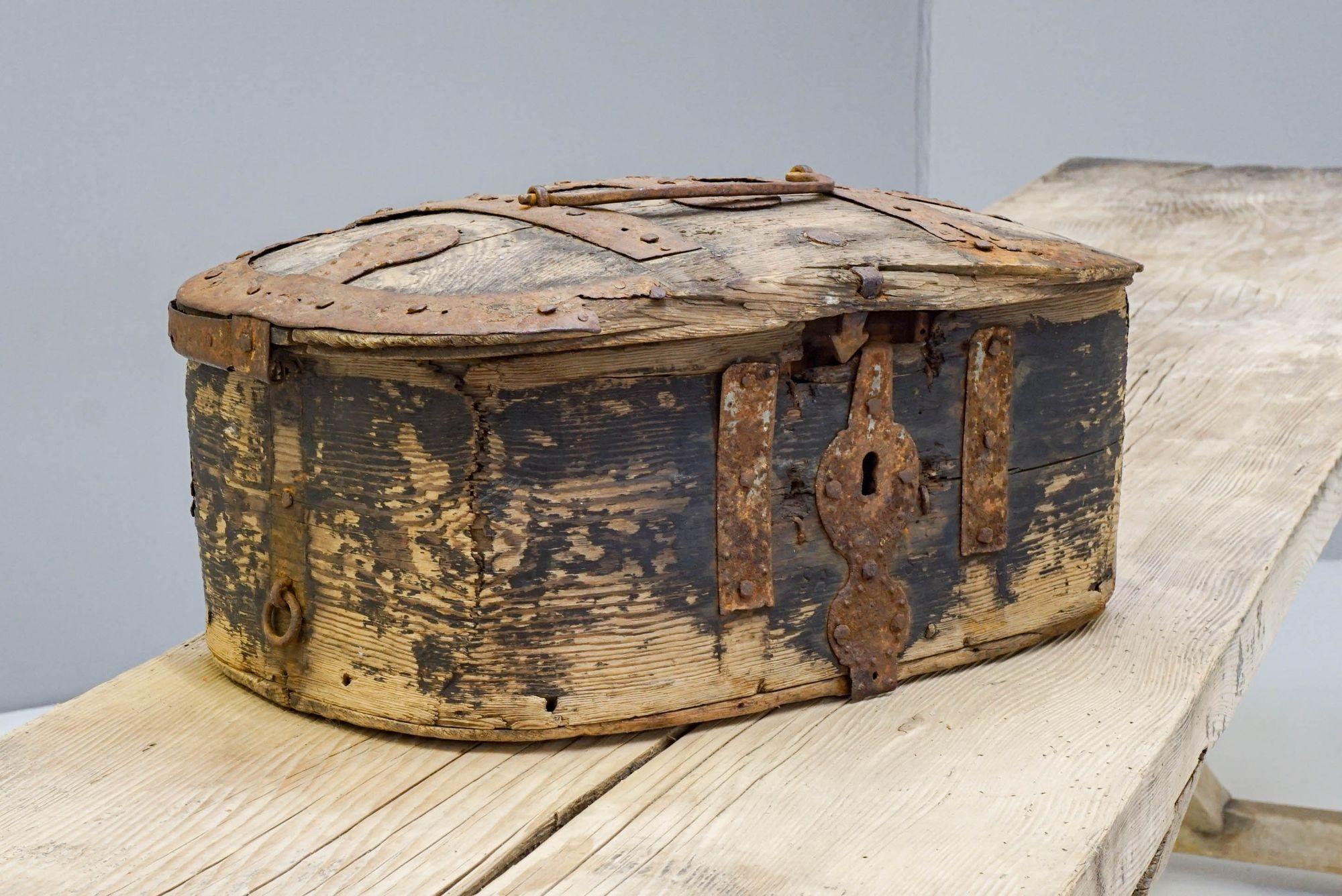 Caja encuadernada de metal en Bueno estado para la venta en London, England
