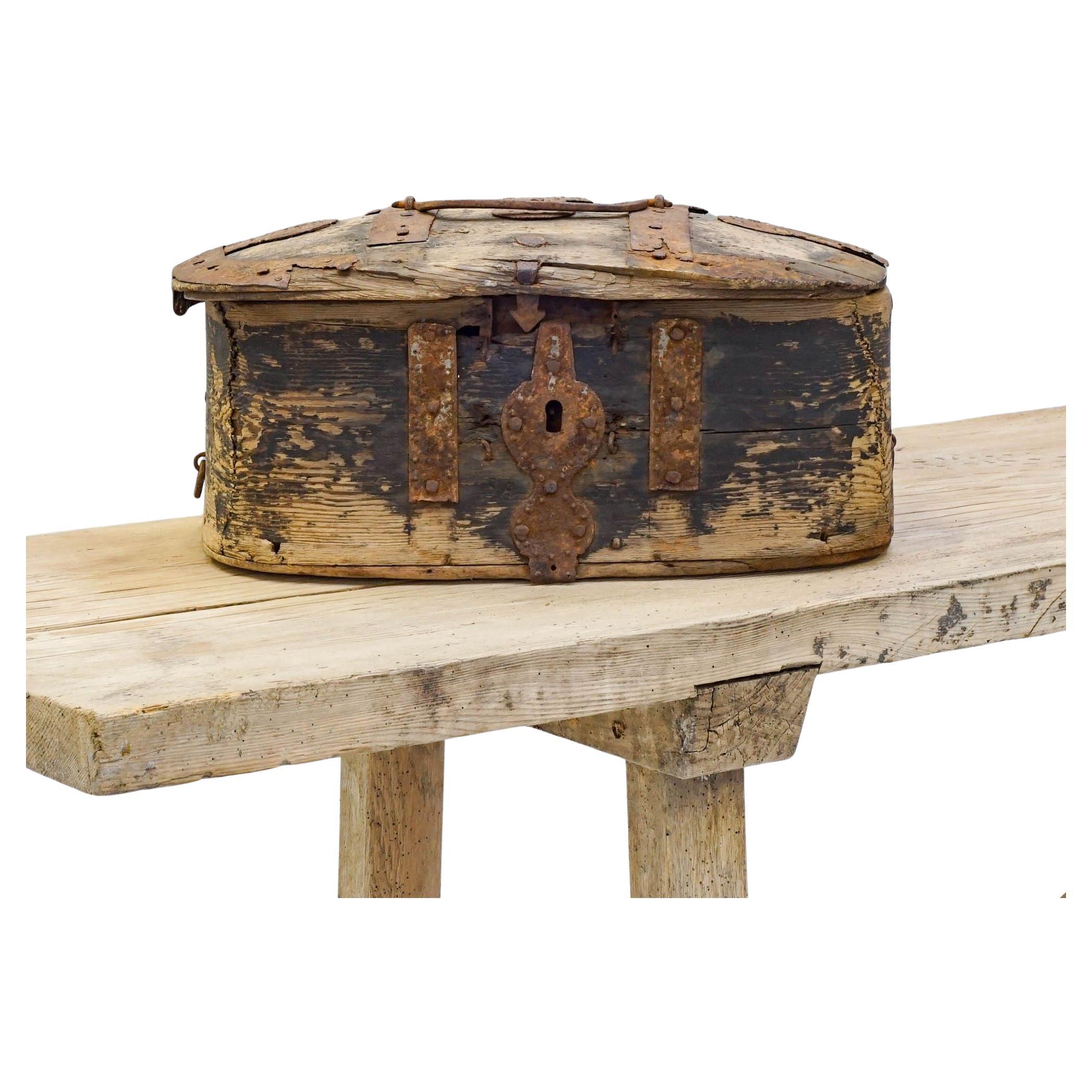 Caja encuadernada de metal