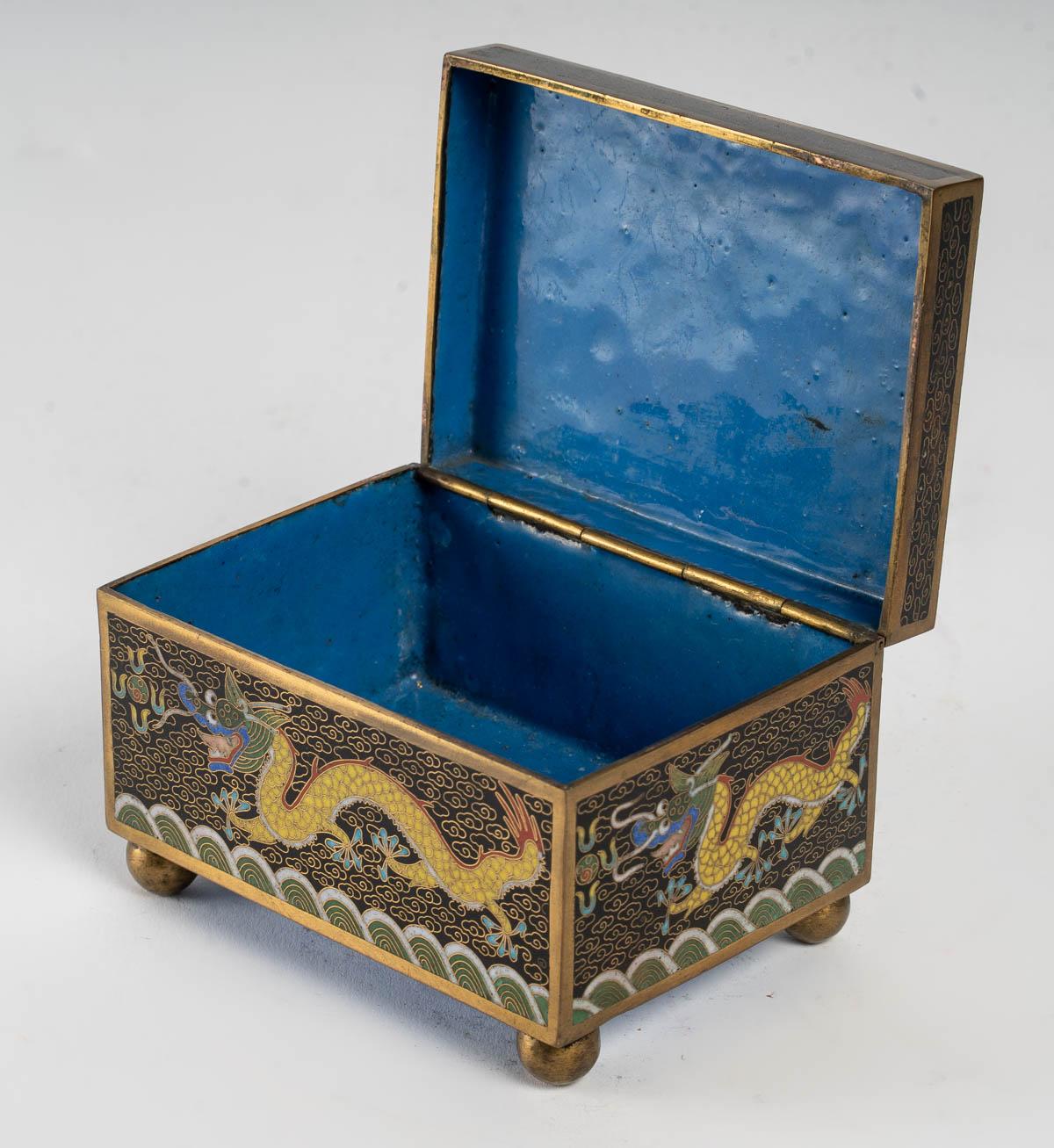 Metal Box Decorated with Cloisonne Enamels In Good Condition In Saint-Ouen, FR
