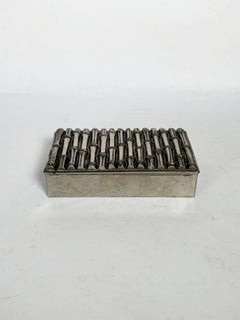 Boîte en métal dans le style de Maria Pergay, motif de bambou, France.