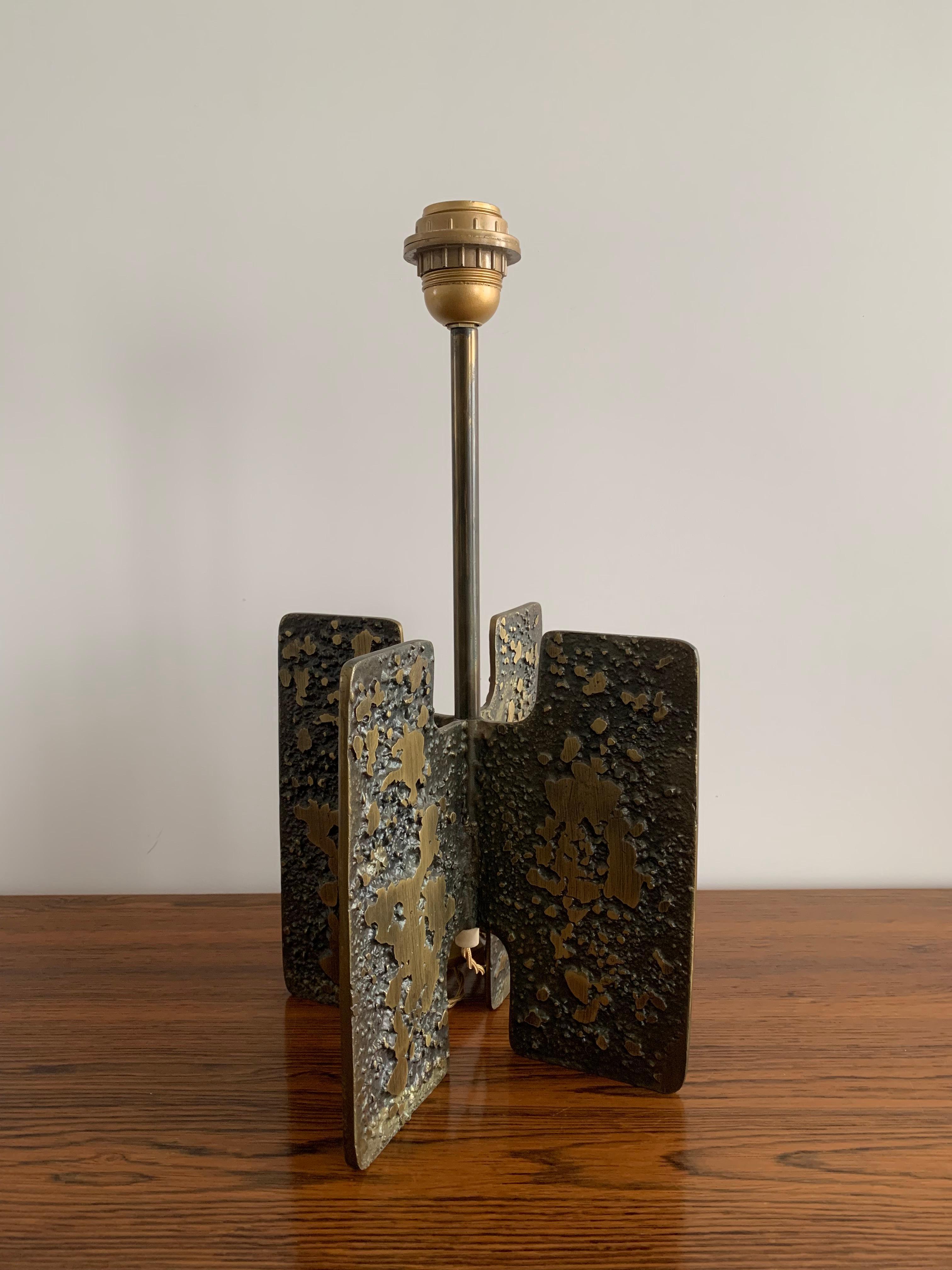 Metal bronze color table lamp Anonymous, France, 1960s.
This rare model is in good condition and has been rewired to European standards, with a new torsade gold fabric covered cable.
The shade displayed on photo is not included.