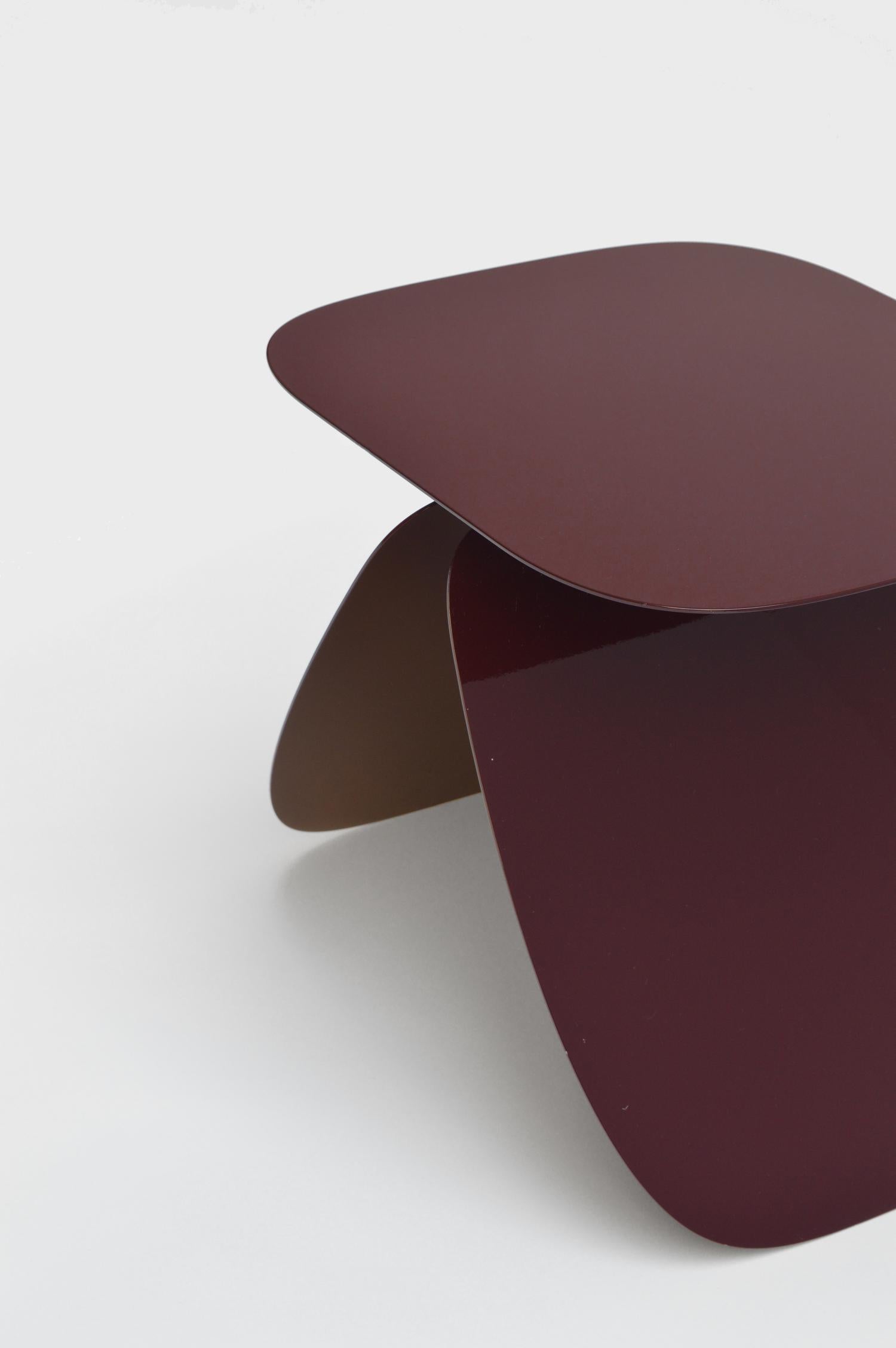 Table Bunny en métal par Daniel Nikolovski
Dimensions : H 37 x L 43,2 x P 36,3 cm
Matériaux : Métal peint par poudrage
Également disponible en acier miroir. 

Les 