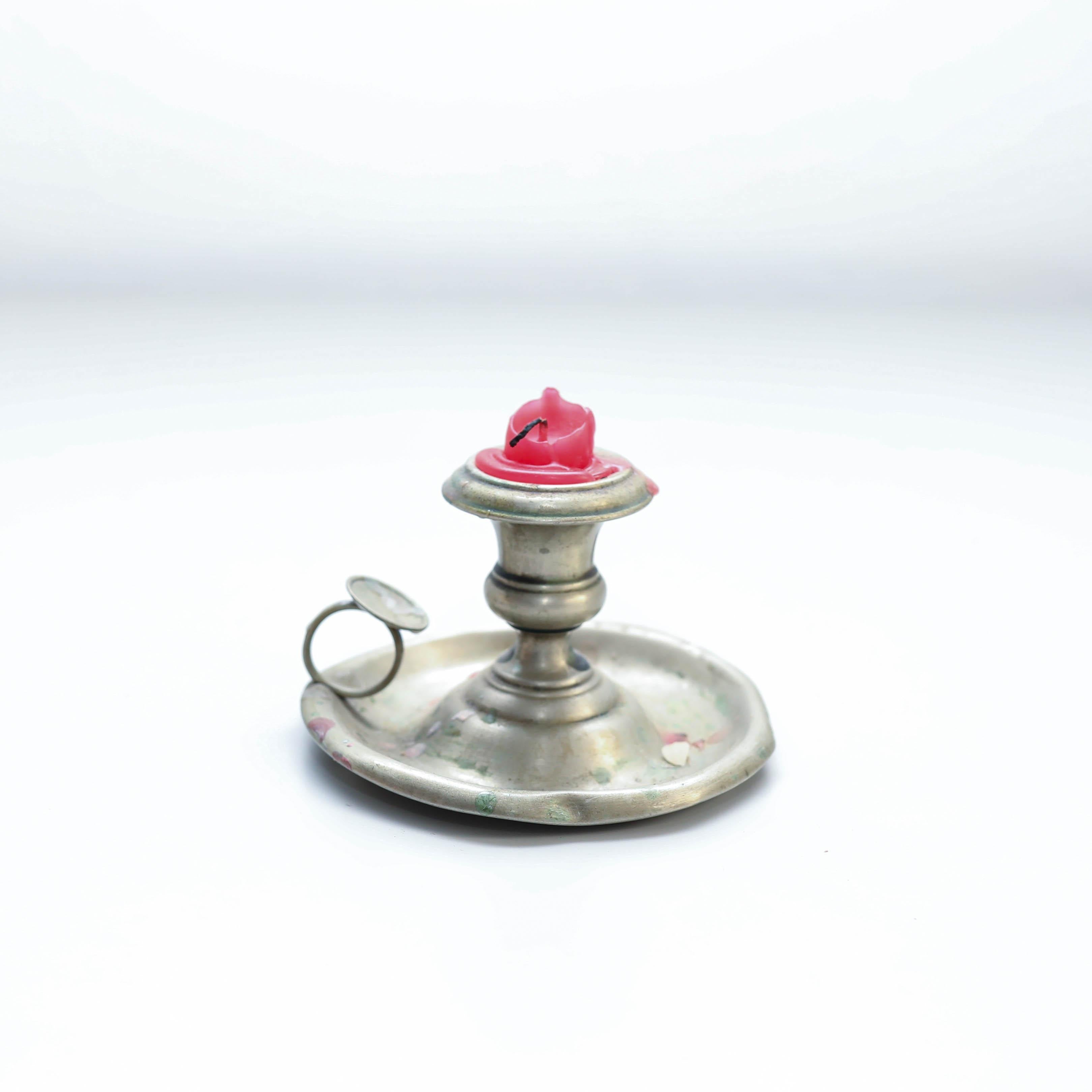 Portacandele rustico in ceramica, circa 1960 Di produttore sconosciuto. Spagna.  In condizioni originali, con lievi usure dovute all'età e all'uso, che conservano una bella patina.  Materiali: Metallo.  
