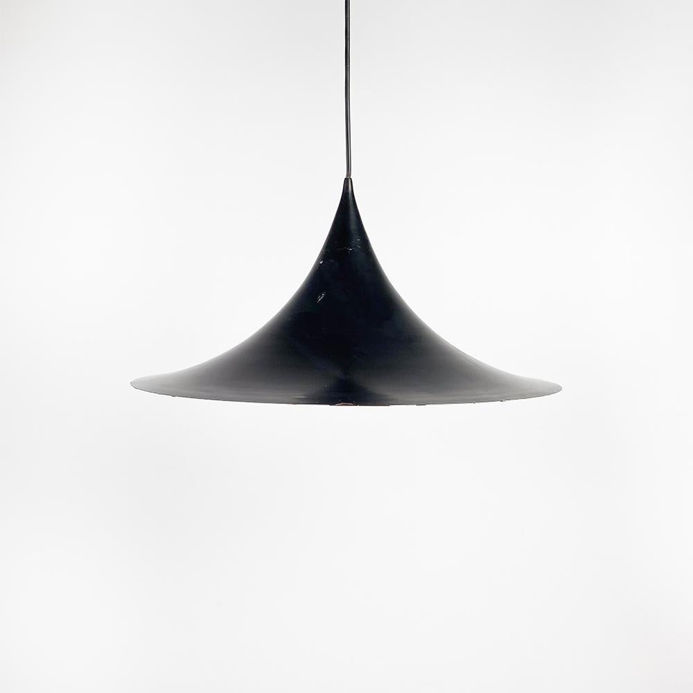 Bell-Shaped Ceiling Lamp, 1970's

Lacquered metal in black on the outside and white on the inside.

It has some visible bumps and scratches on the outside.

Measurements: 44 cm. diameter 25 cm. height