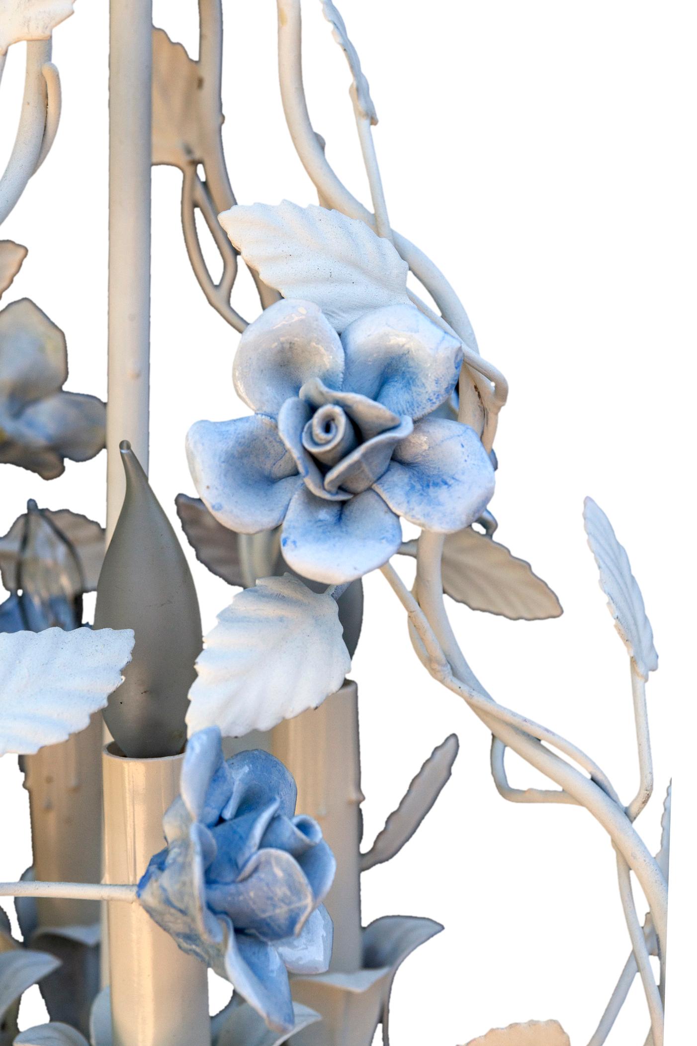 Metallo Chanelier floreale in metallo e ceramica in vendita