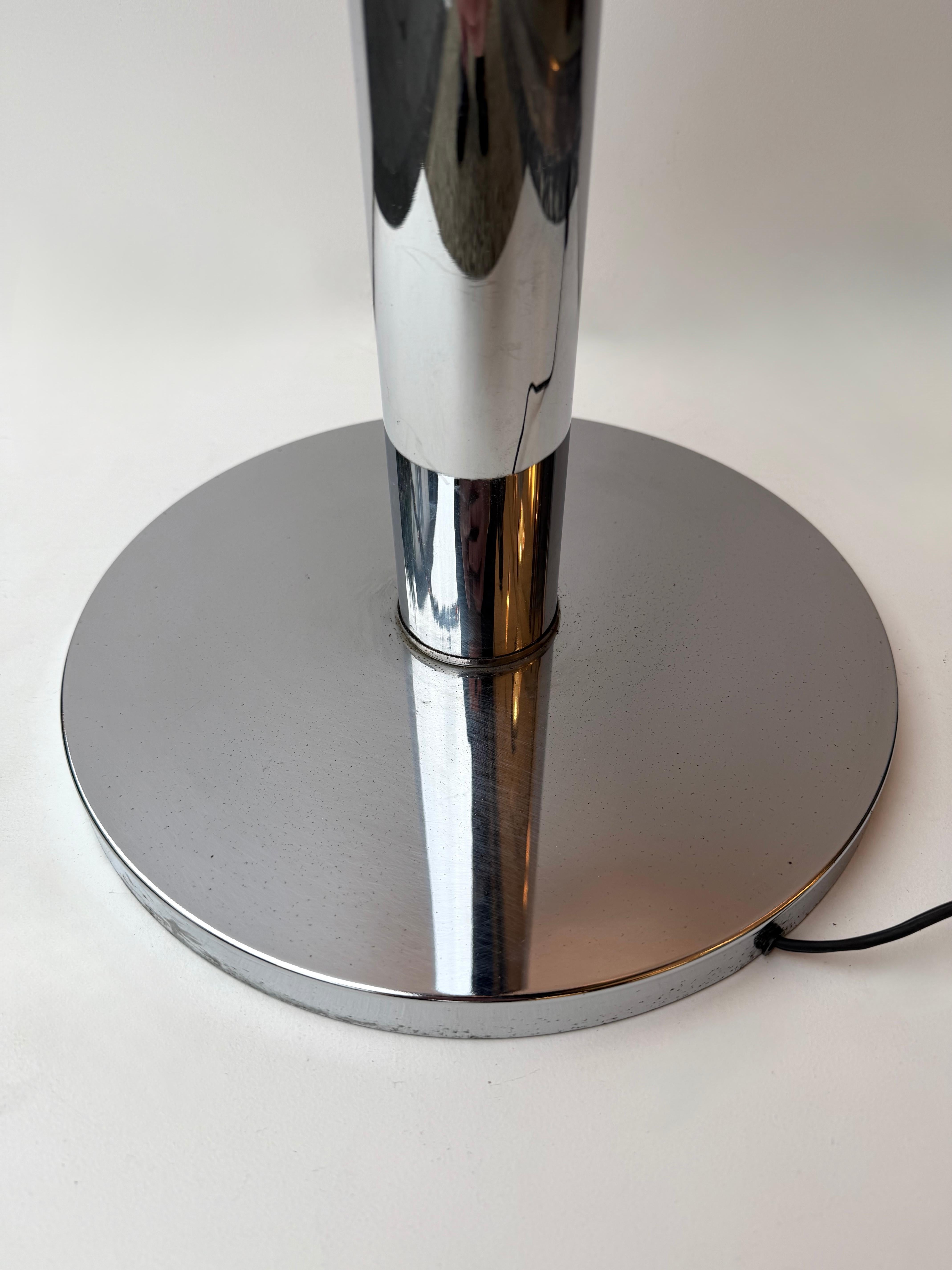 Lampadaire en métal chromé vintage du Mid-Century Modern space age de Aldo Nason pour la manufacture Mazzega. Verre blanc soufflé de Murano. Fabrication célèbre comme Venini, Vistosi, La Murrina, Seguso, Carlo Nason, Poliarte, Esperia, Angelo