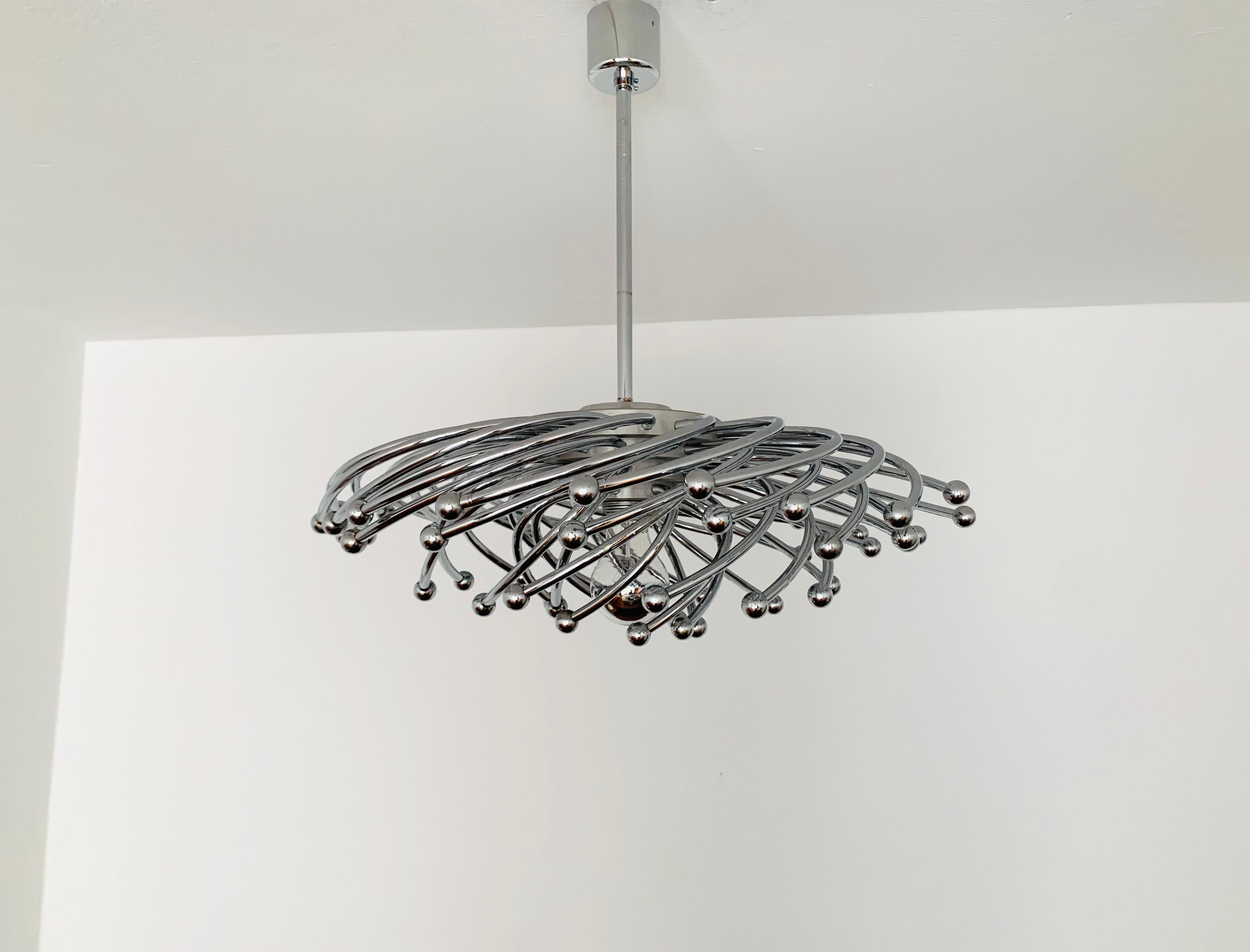 Spectacular ceiling lamp from the 1960s.
The design creates a fantastic play of light and enchants every room.
Very high quality and massive lamp.

The design is reminiscent of the Pistillo lamp by Studio Tetrarch for Valenti