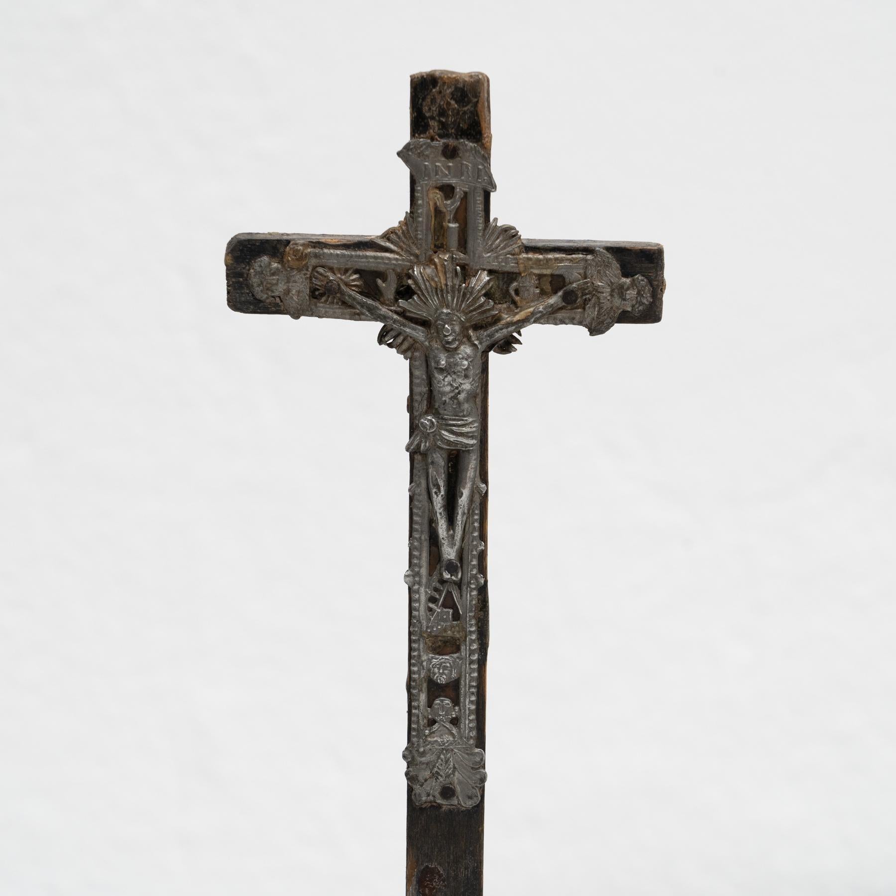 Figura di Cristo in croce in metallo, 1950 circa in vendita 3