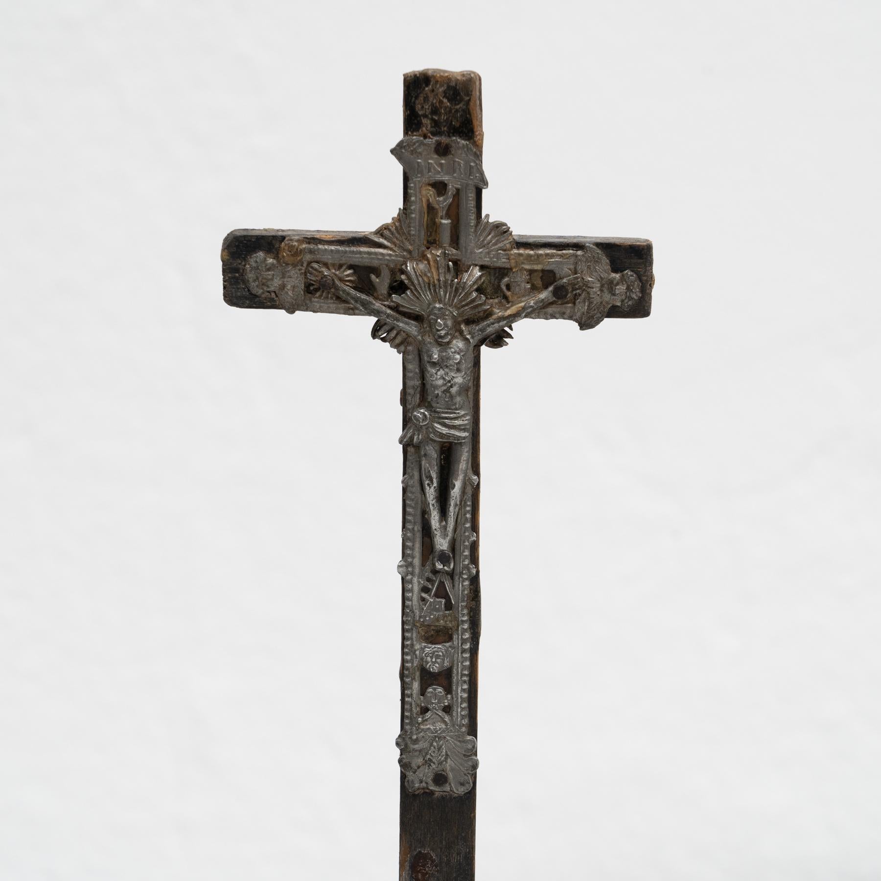 Memorabilienfigur „Kristall im Kreuz“ aus Metall, um 1950 im Angebot 4
