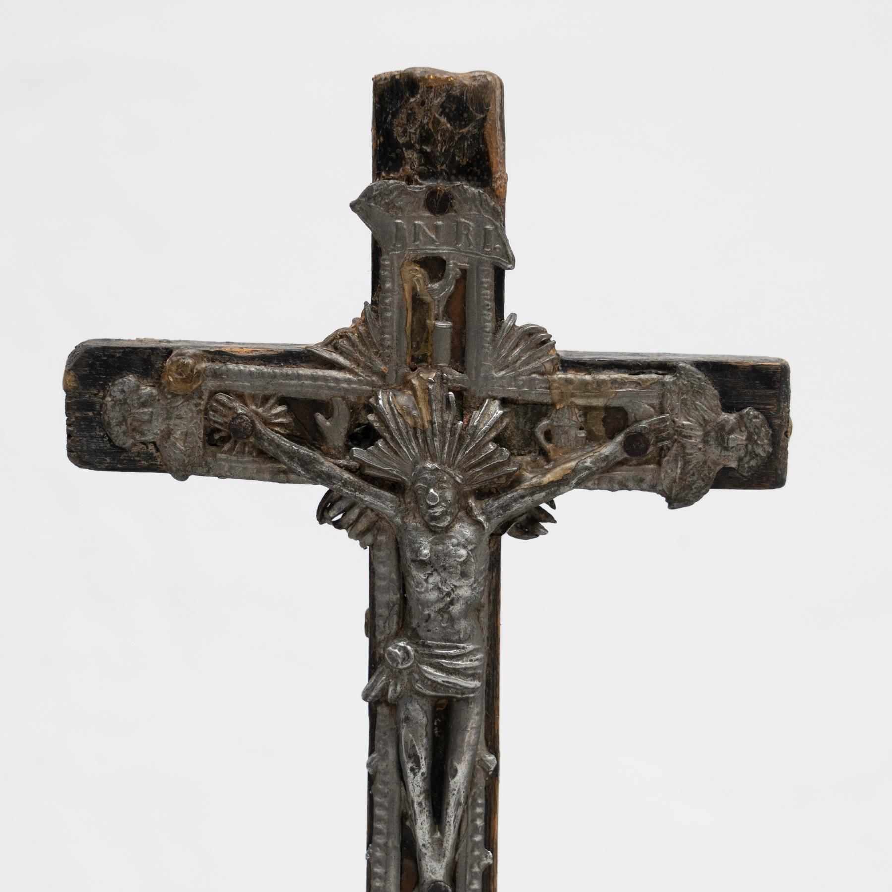 Figura di Cristo in croce in metallo, 1950 circa in vendita 4