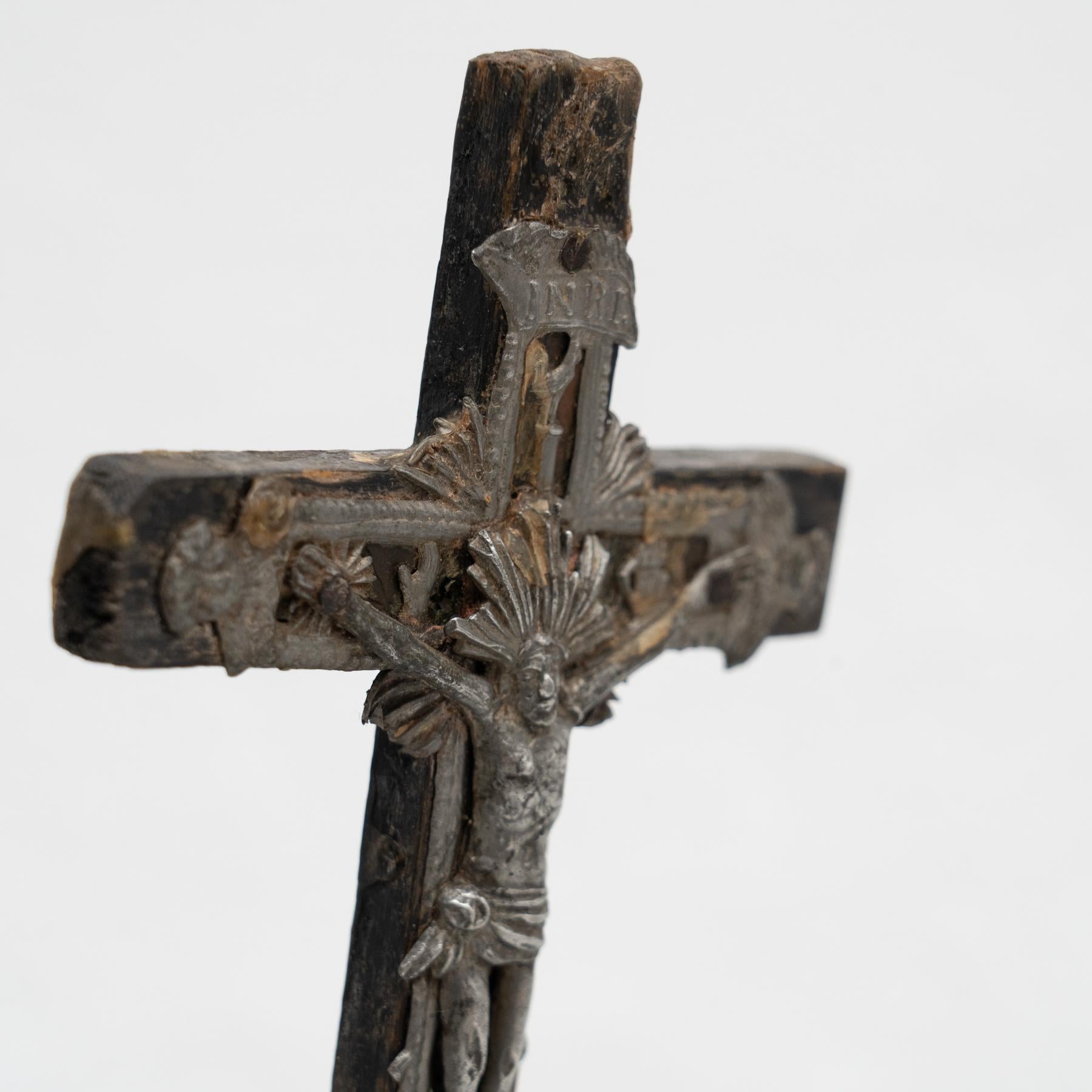 Memorabilienfigur „Kristall im Kreuz“ aus Metall, um 1950 im Angebot 6