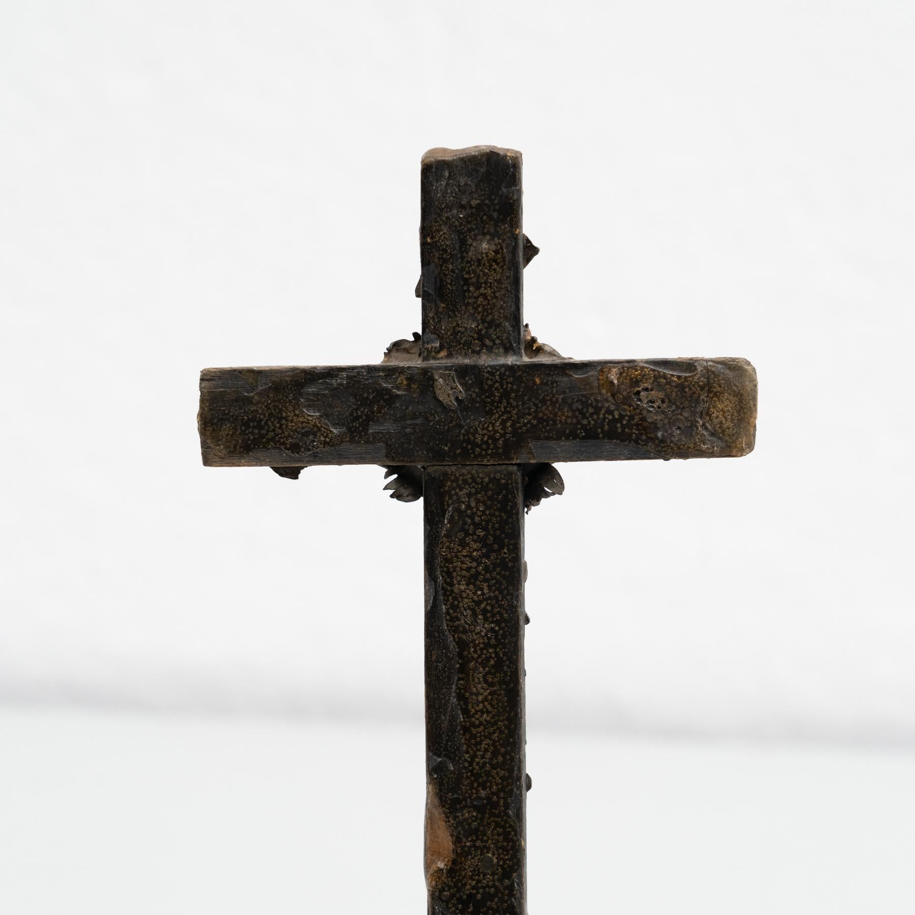 Figura di Cristo in croce in metallo, 1950 circa in vendita 7