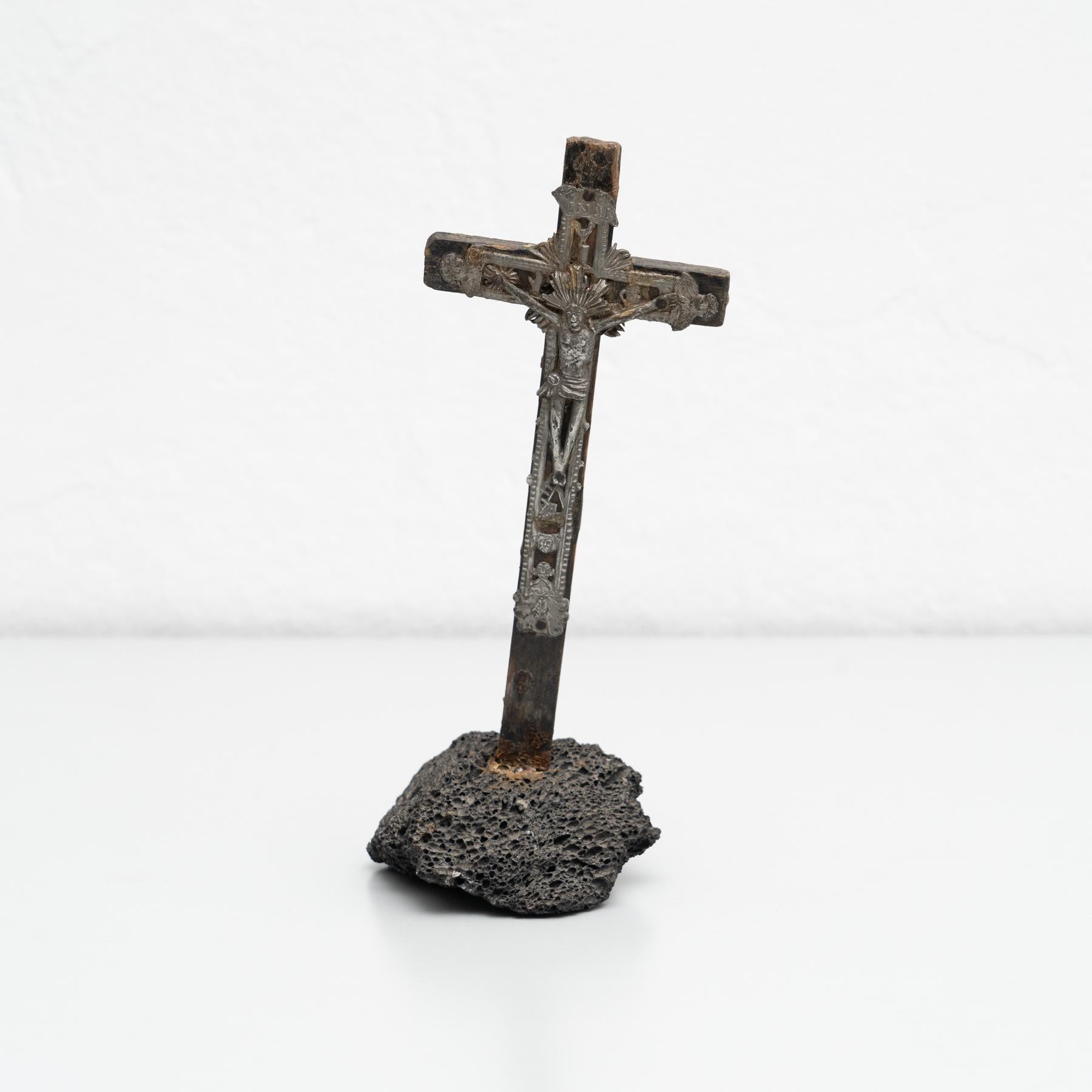 Souvenir in metallo di Gesù nella croce.    Prodotto in Francia, circa 1950.    In condizioni originali, con lievi usure dovute all'età e all'uso, che conservano una bella patina.    Materiali:  Metallo.   