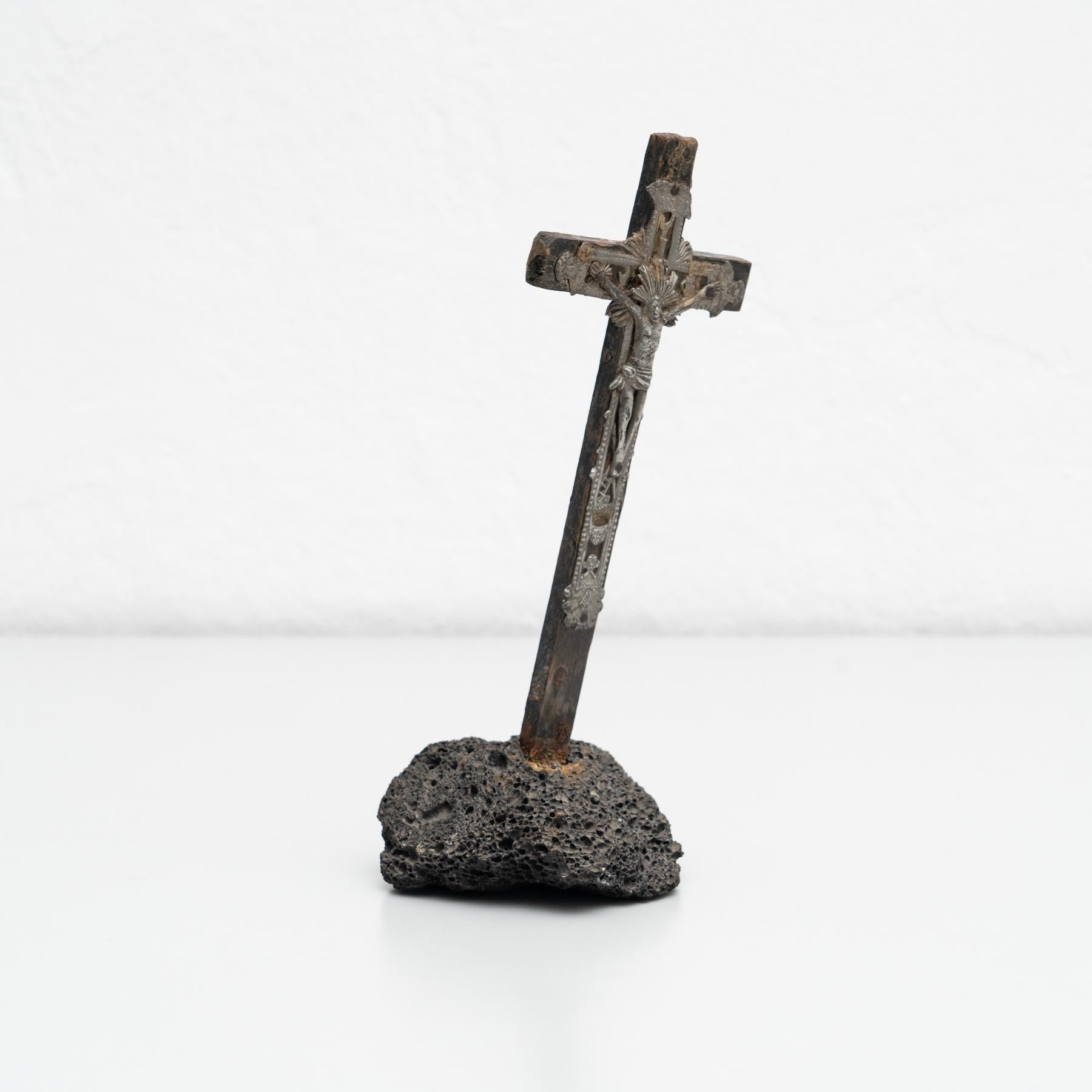 Memorabilienfigur „Kristall im Kreuz“ aus Metall, um 1950 (Moderne) im Angebot