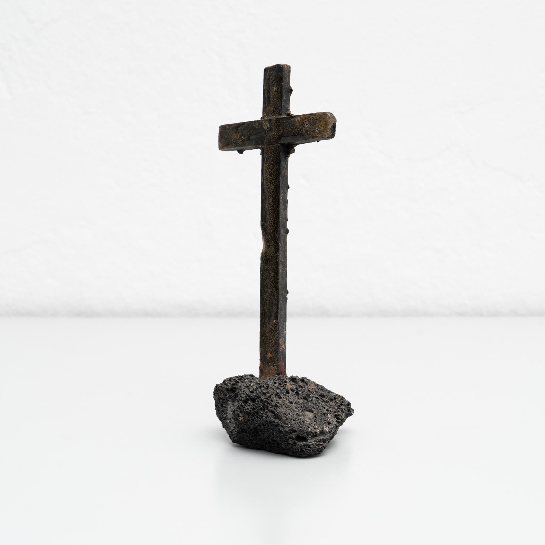Figura di Cristo in croce in metallo, 1950 circa In condizioni buone in vendita a Barcelona, ES