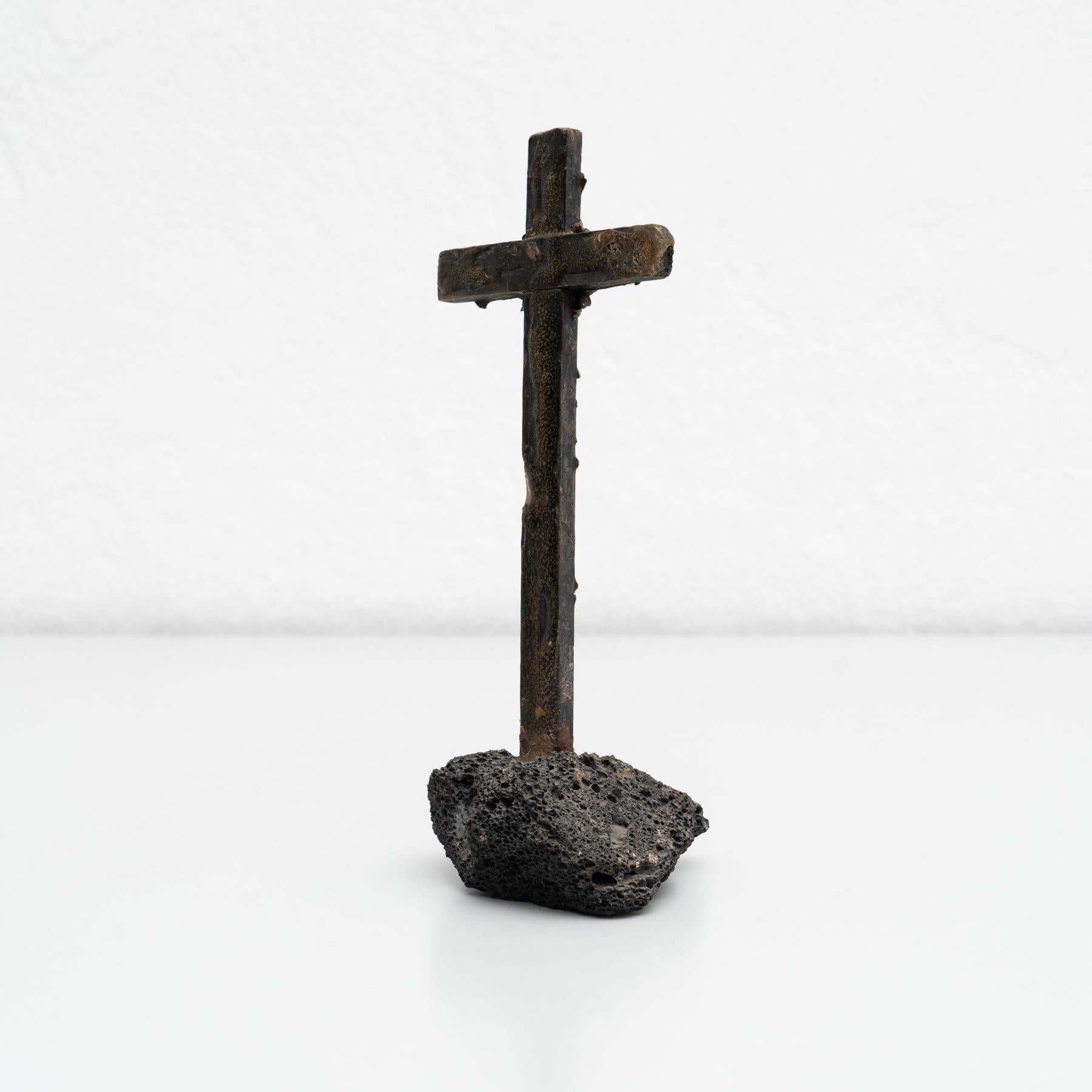 Memorabilienfigur „Kristall im Kreuz“ aus Metall, um 1950 im Zustand „Gut“ im Angebot in Barcelona, Barcelona