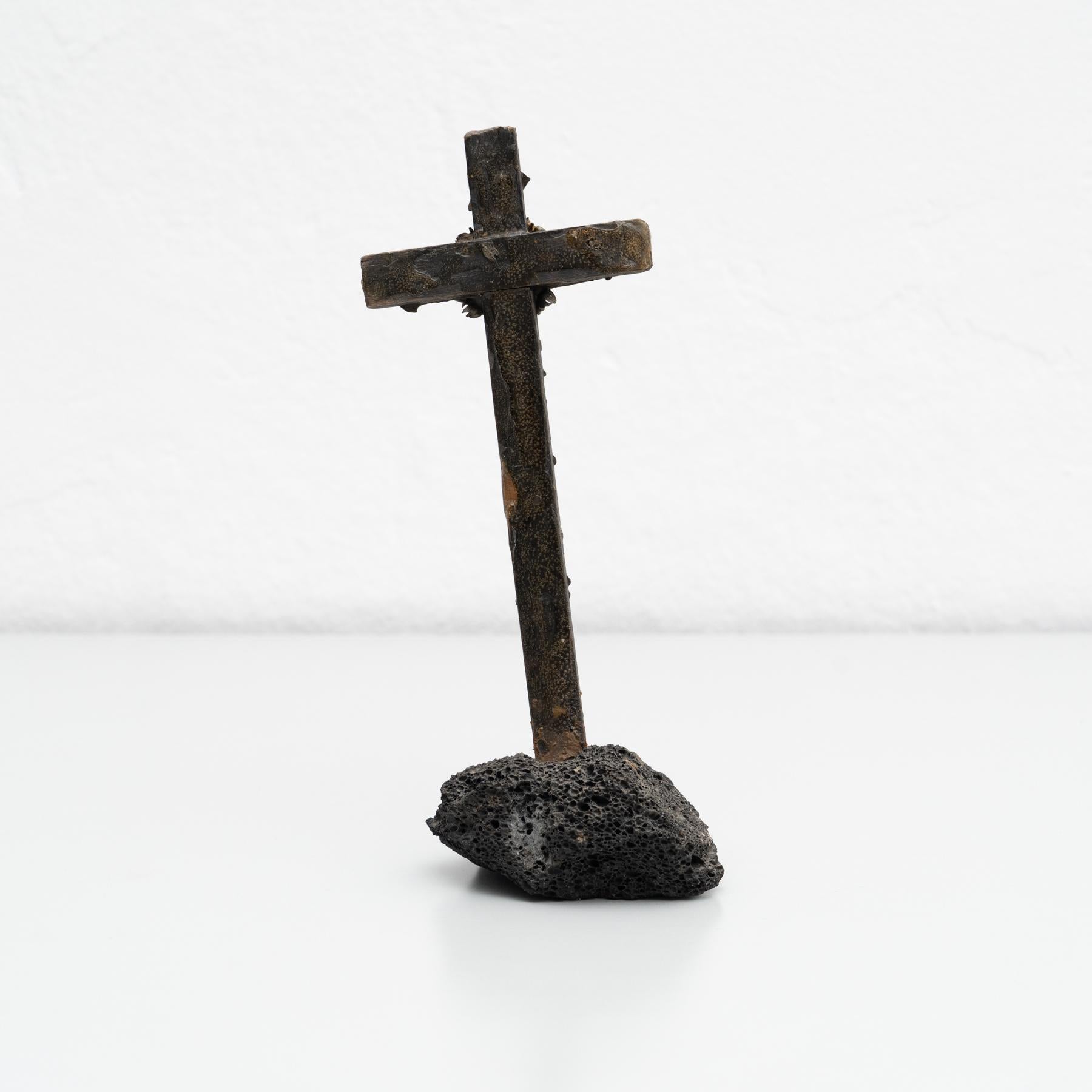 Memorabilienfigur „Kristall im Kreuz“ aus Metall, um 1950 (Mitte des 20. Jahrhunderts) im Angebot