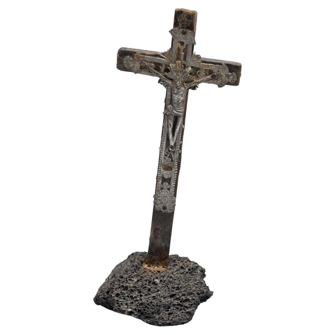 Memorabilienfigur „Kristall im Kreuz“ aus Metall, um 1950 im Angebot