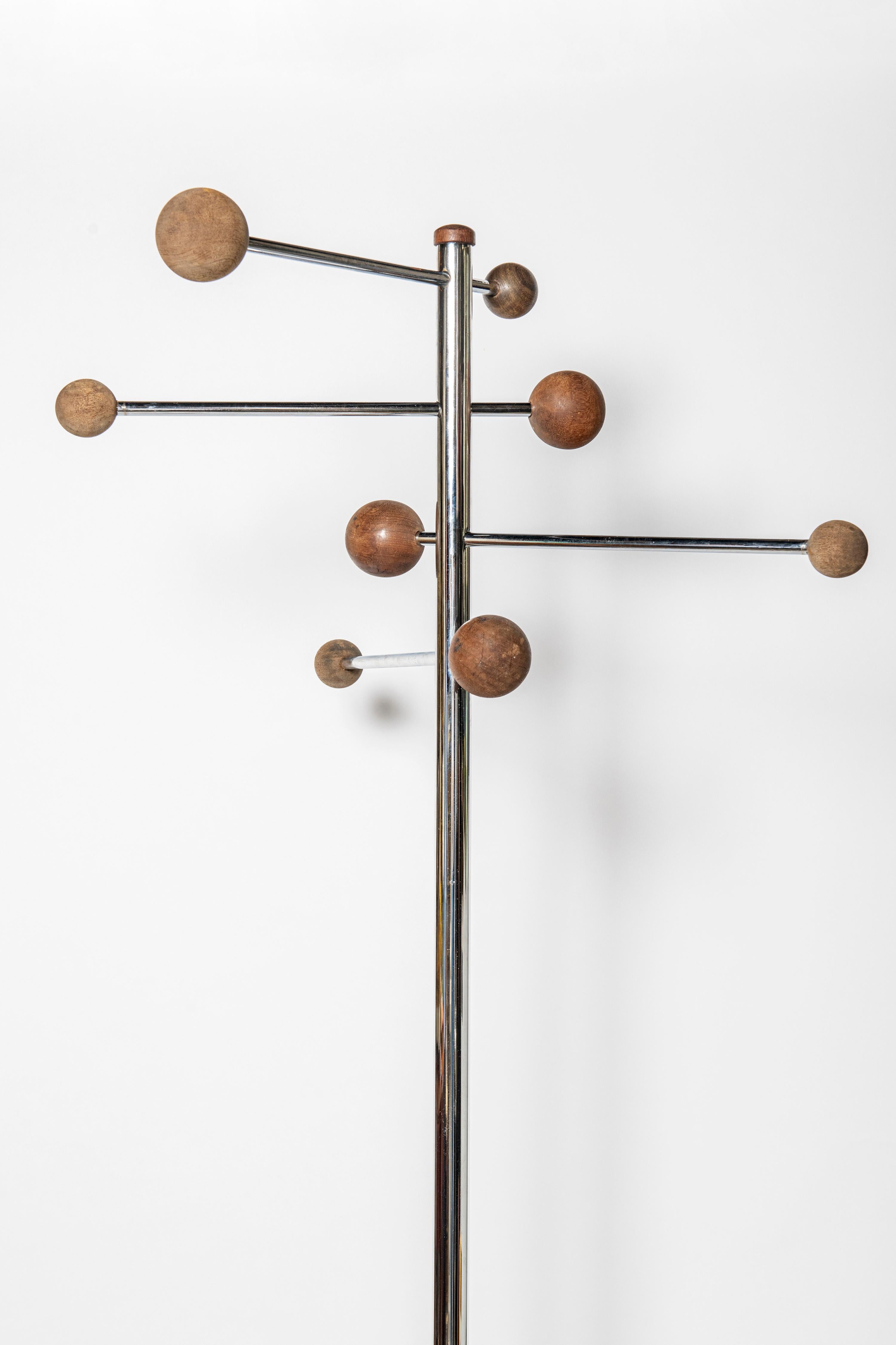 Metal chrome and wood coat rack. Argentina, circa 1970. In Good Condition For Sale In Buenos Aires, Buenos Aires