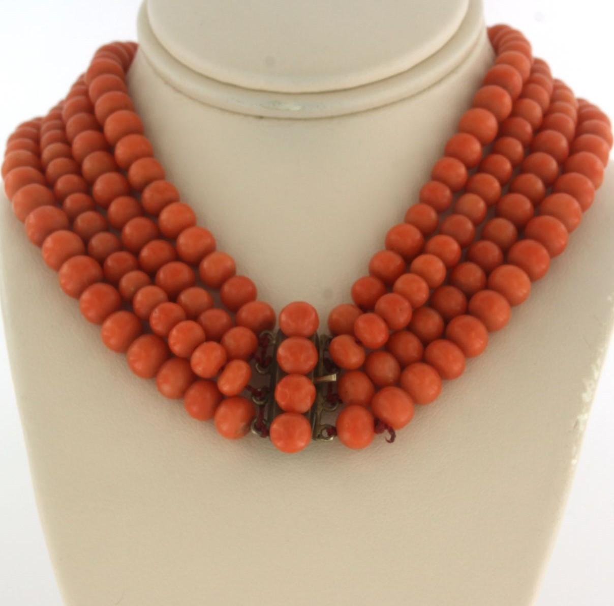 Chiusura in metallo con corallo e collana di perline di corallo a 4 fili - lunghezza 40 cm

Descrizione dettagliata:

La collana è lunga 40 cm e larga 2,5 cm.

La chiusura misura 2,3 cm per 1,3 cm di larghezza.

Peso totale: 93,7 grammi

Set