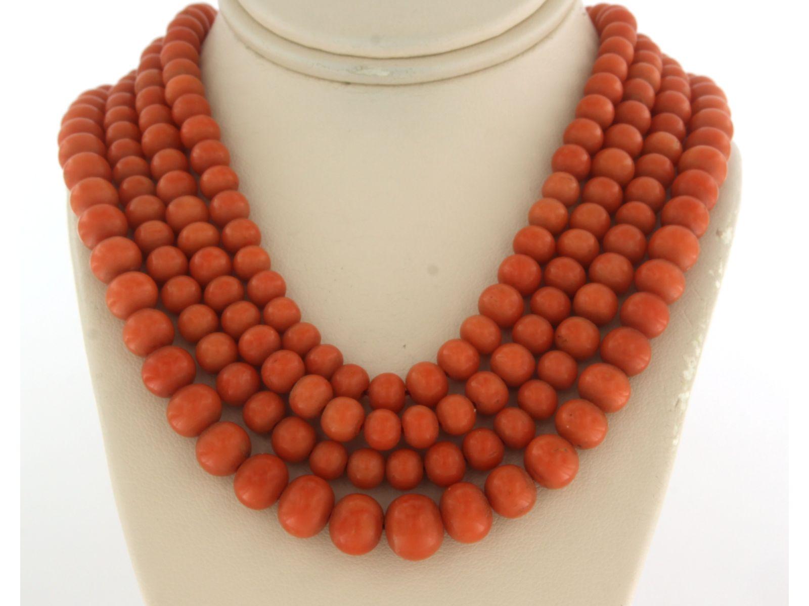 Pieno vittoriano Chiusura in metallo con corallo e collana di perline di corallo a 4 fili lunga 40 cm e con un peso di 93,7 grammi. in vendita