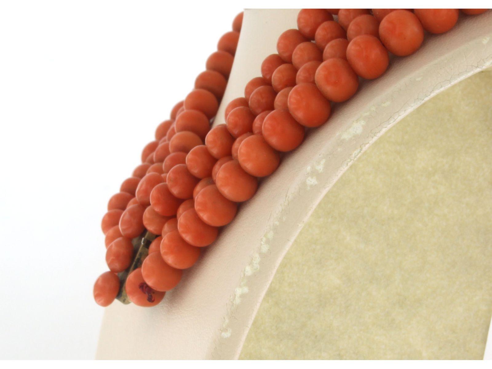 Perlina Chiusura in metallo con corallo e collana di perline di corallo a 4 fili lunga 40 cm e con un peso di 93,7 grammi. in vendita